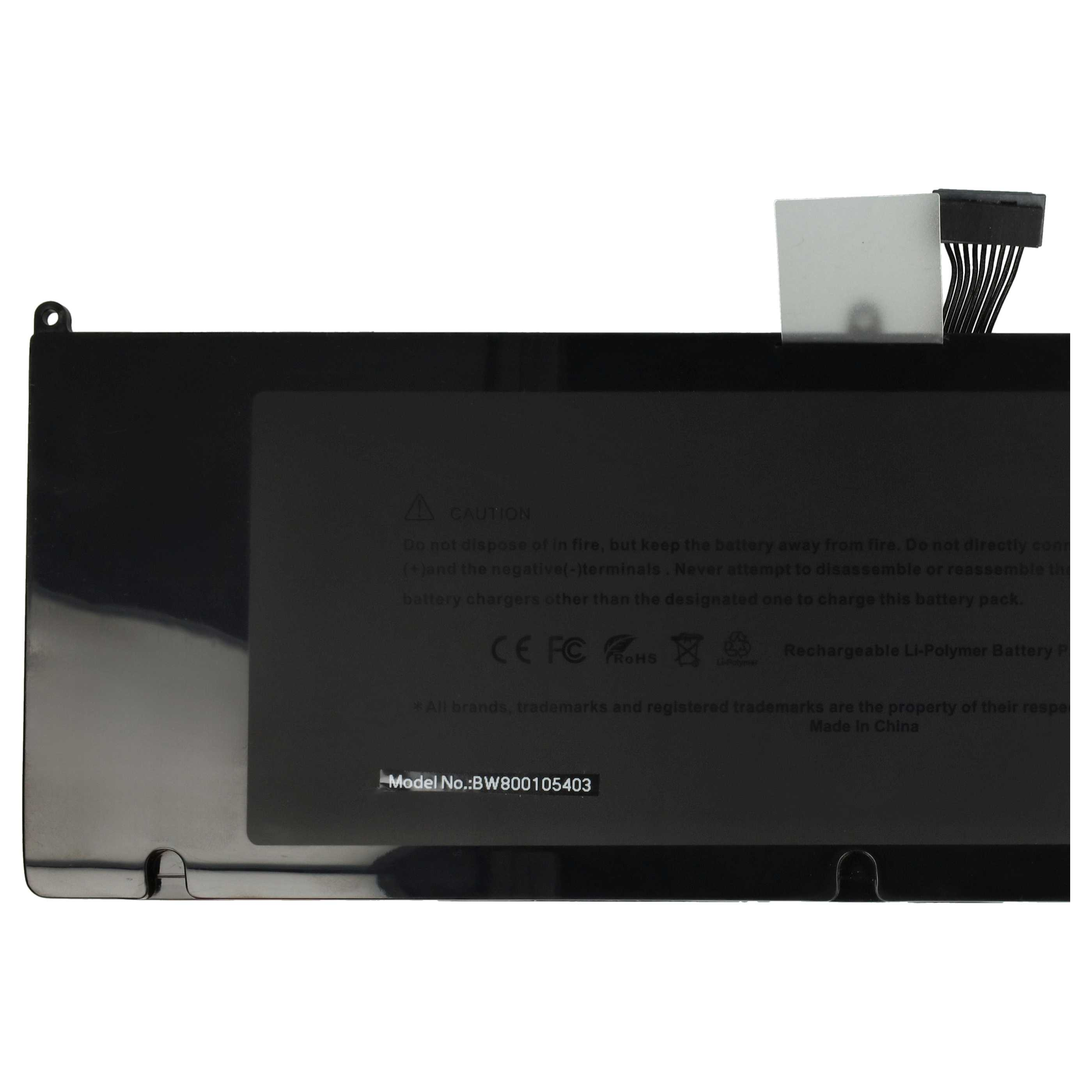 Ein schwarzer Laptop-Akku mit Sicherheitshinweisen, einem Anschluss und einer Modellnummer. Der Akku ist rechteckig.