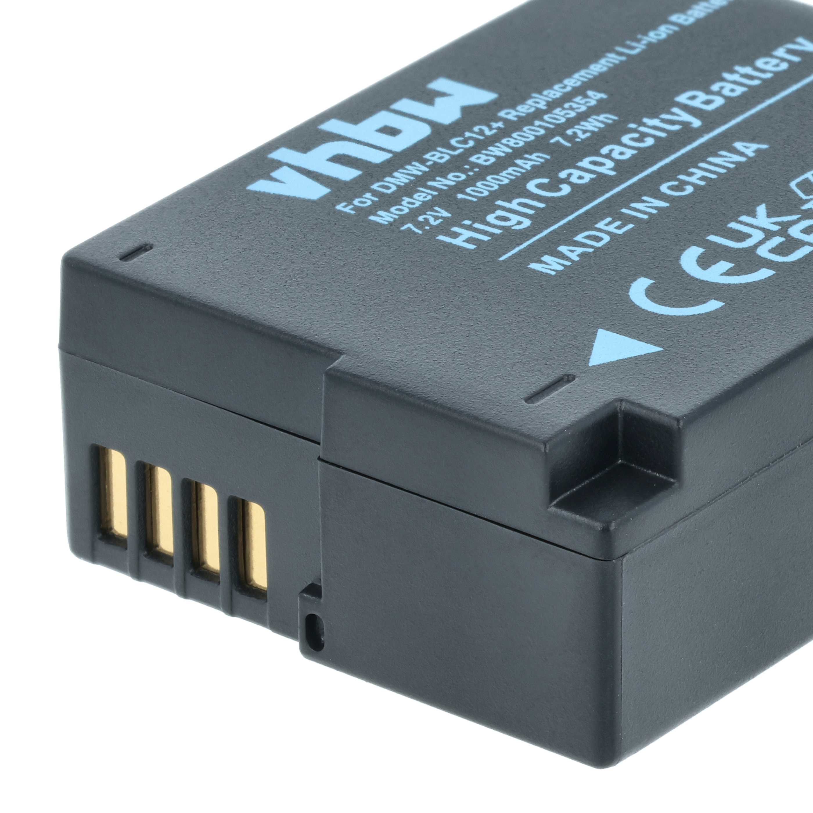 Ein schwarzer Kameraakku mit weißem und blauem Text. Der Text enthält die Marke, den Batterietyp, die Modellnummer und die Kapazität.