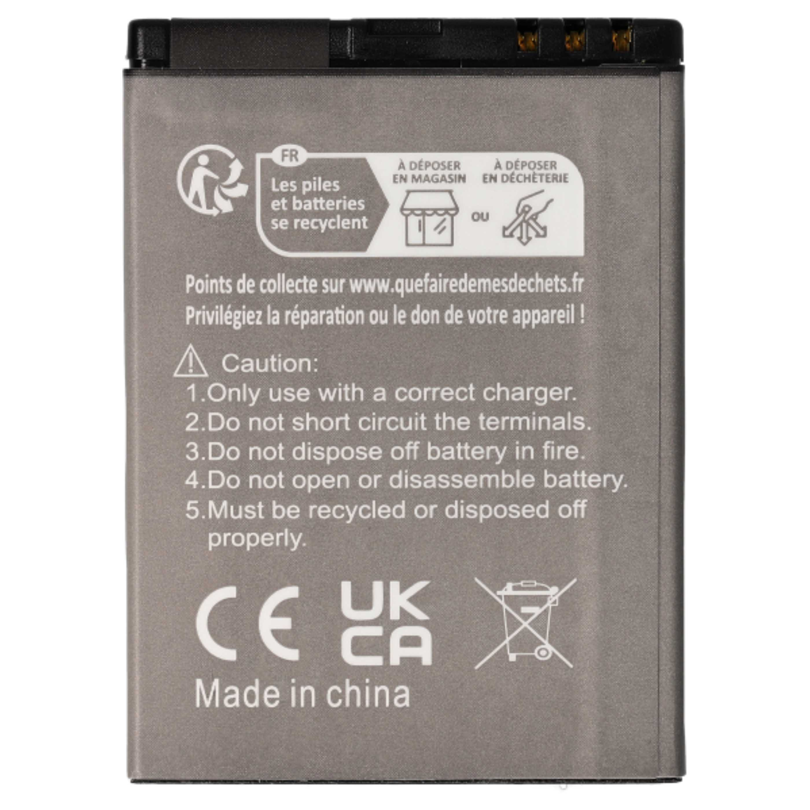 Ein rechteckiger Akku mit Text auf Französisch und Englisch, Recycling-Symbolen und Vorsichtshinweisen. Hergestellt in China.