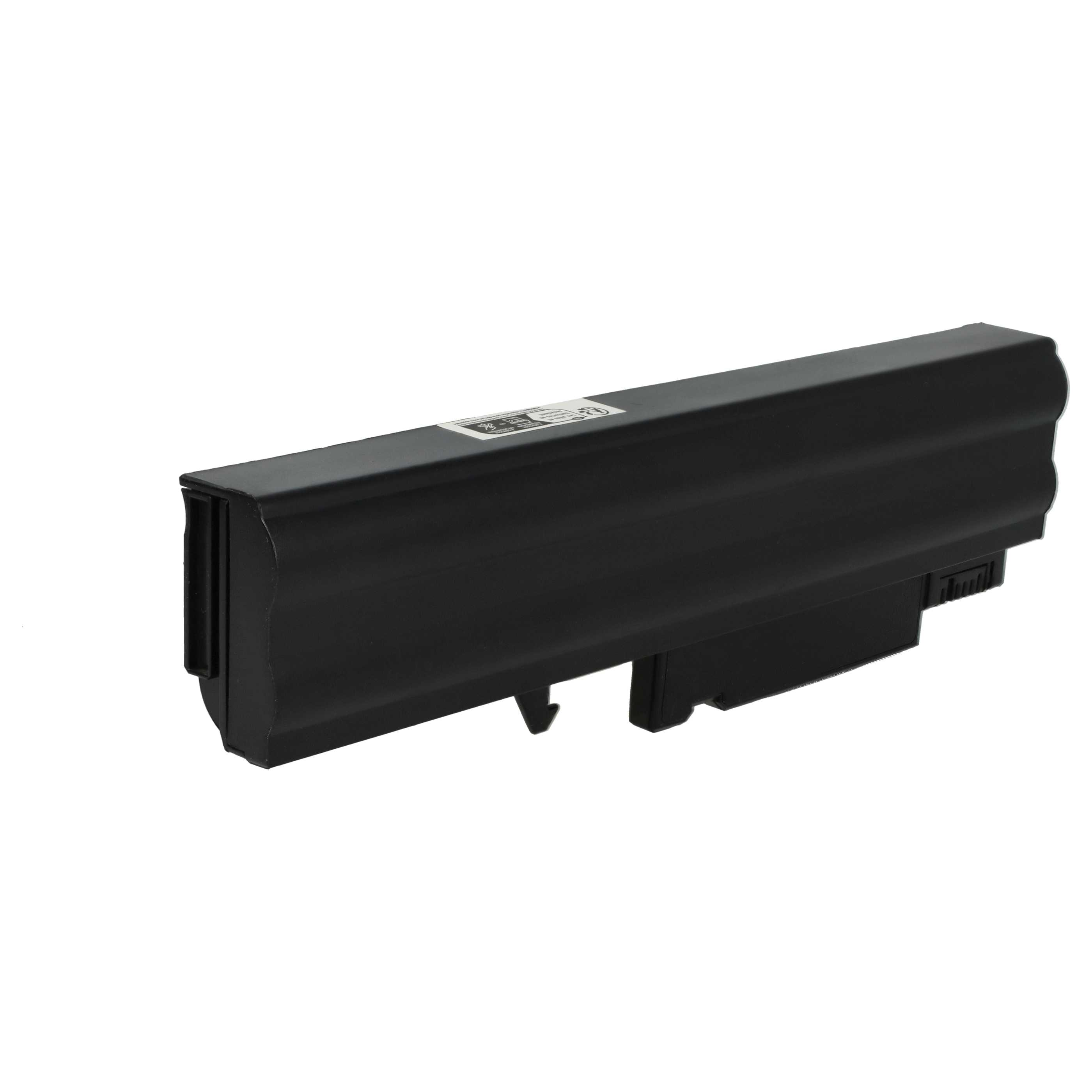 Una batteria nera per laptop su sfondo bianco. È rettangolare con un'etichetta. La batteria ha un connettore.