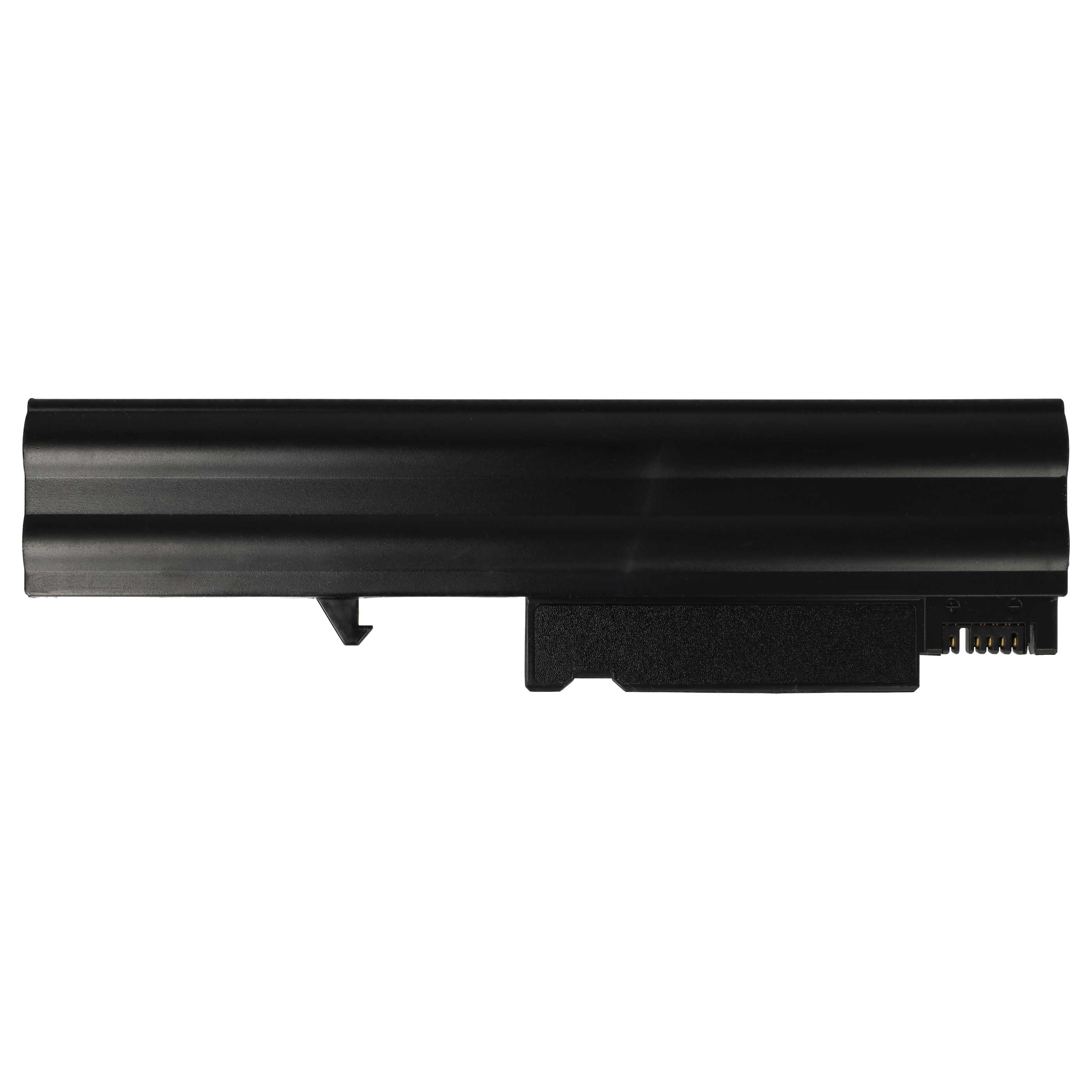 Una batteria nera per laptop su sfondo bianco. Ha una superficie strutturata e pin di connessione.