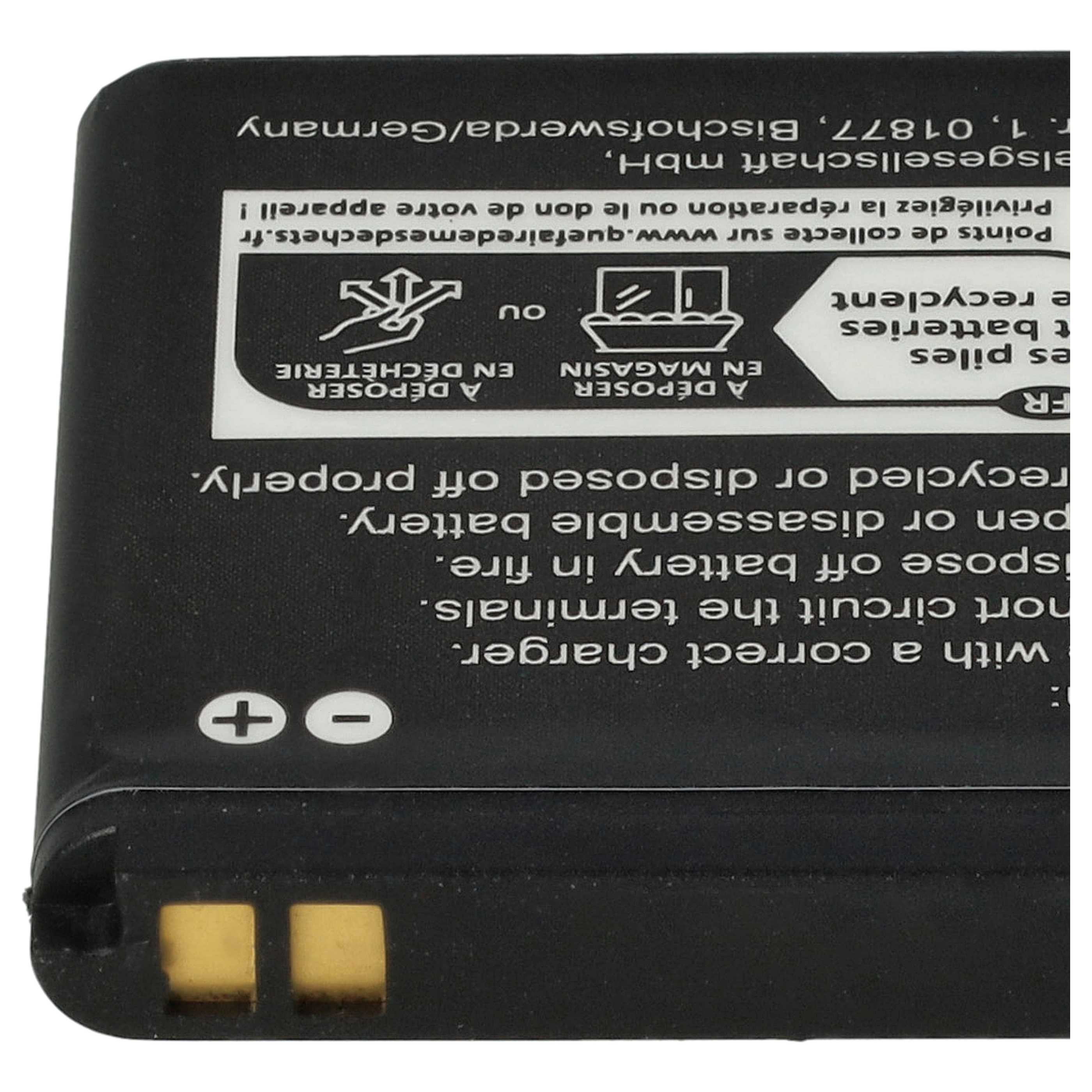Batteria nera con testo, avvertenze e simboli di riciclaggio. Due connettori dorati in basso a sinistra.