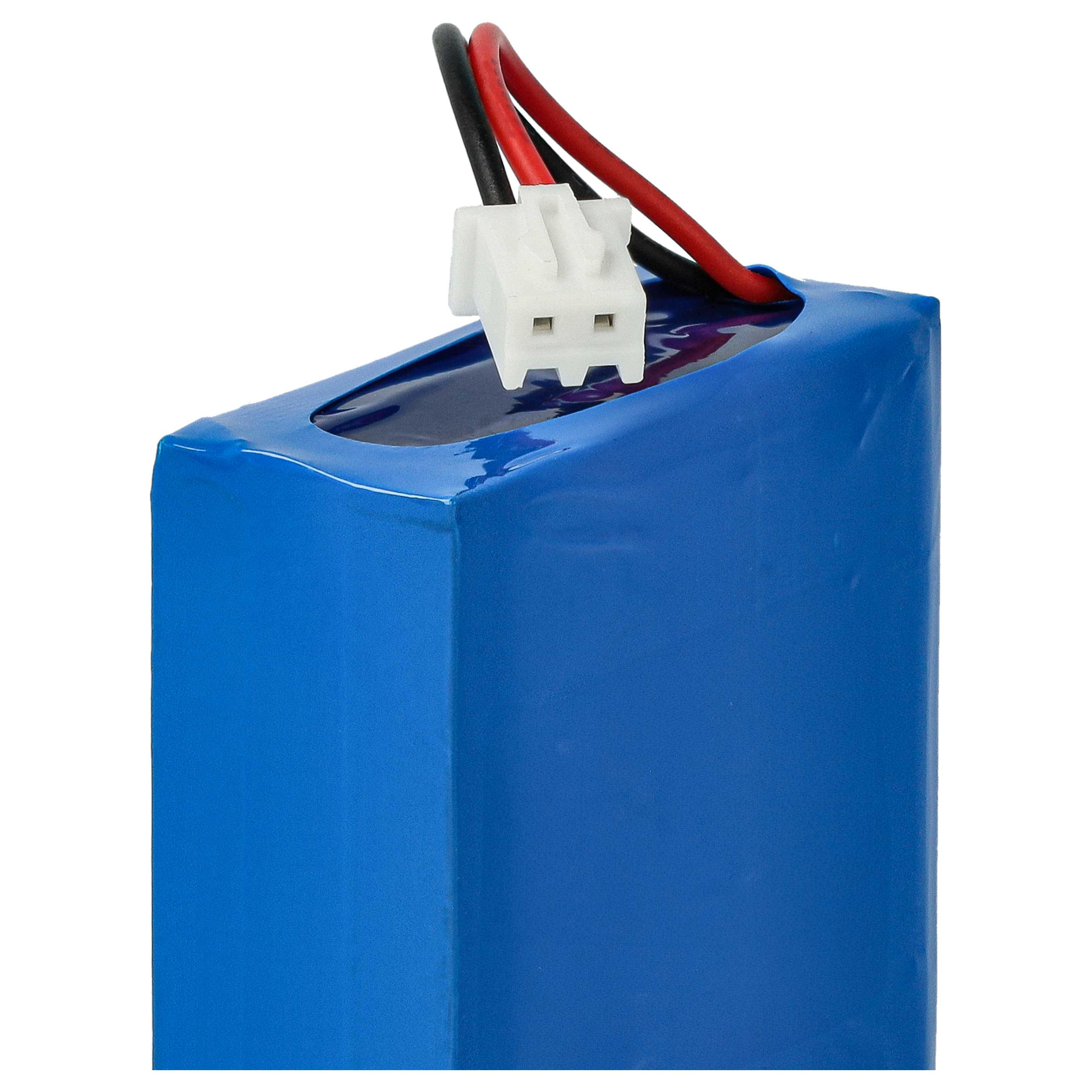 Ein blaues Akkupack mit einem weißen Stecker und roten/schwarzen Drähten, die sich von oben erstrecken. Weißer Hintergrund.