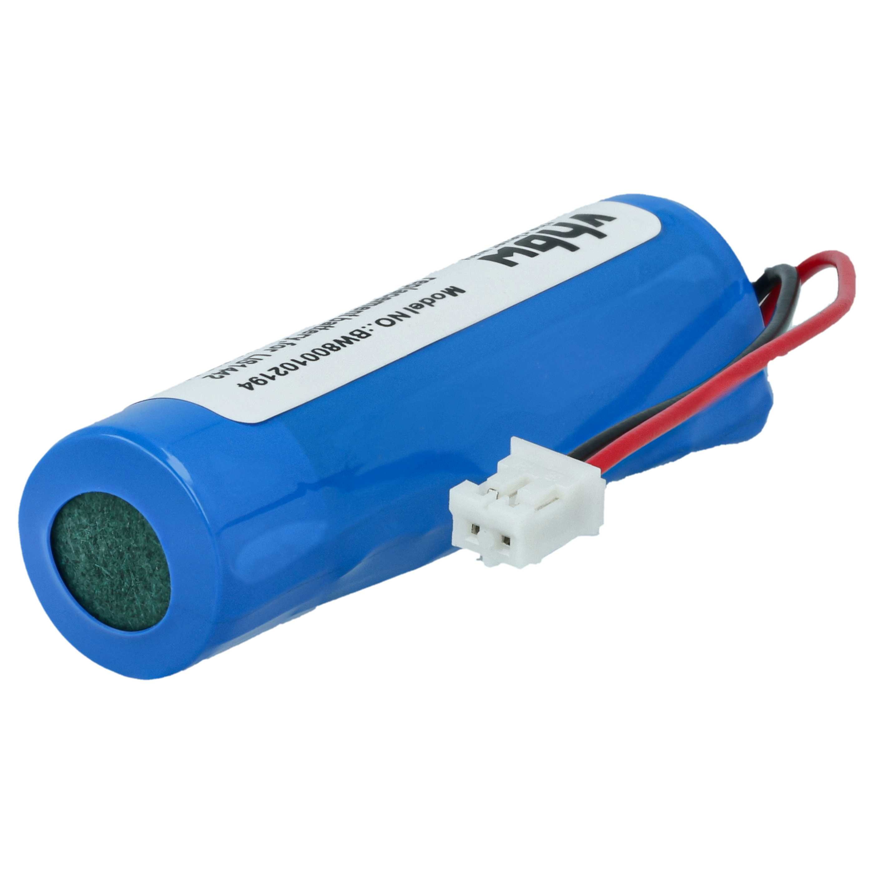 Eine blaue zylindrische Batterie mit weißem Etikett und Drähten. Ein weißer Stecker ist befestigt. Das Ende hat einen grünen Einsatz.