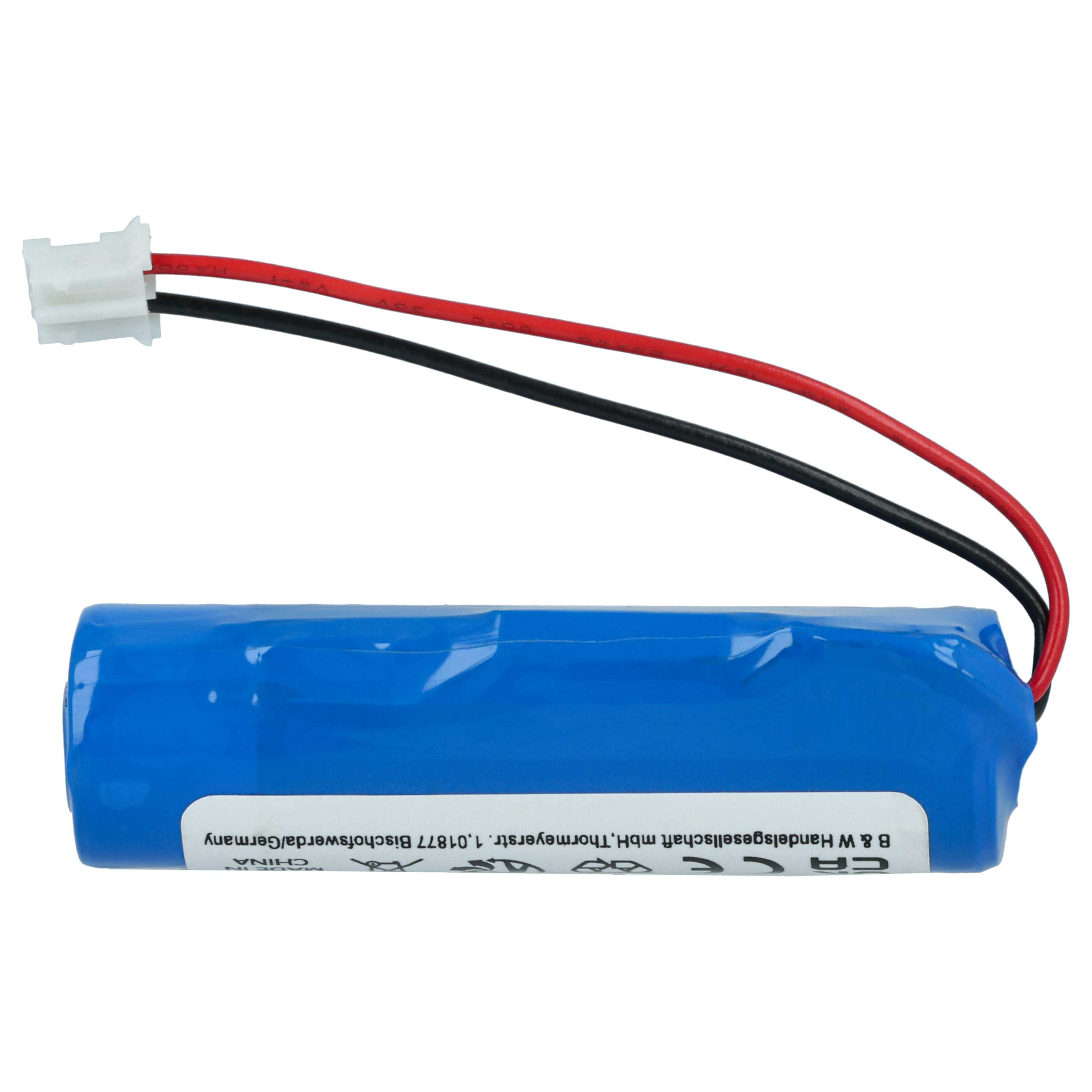 Ein blauer Akku mit roten, schwarzen Drähten und einem weißen Stecker. Etikett auf dem Akku. Weißer Hintergrund.