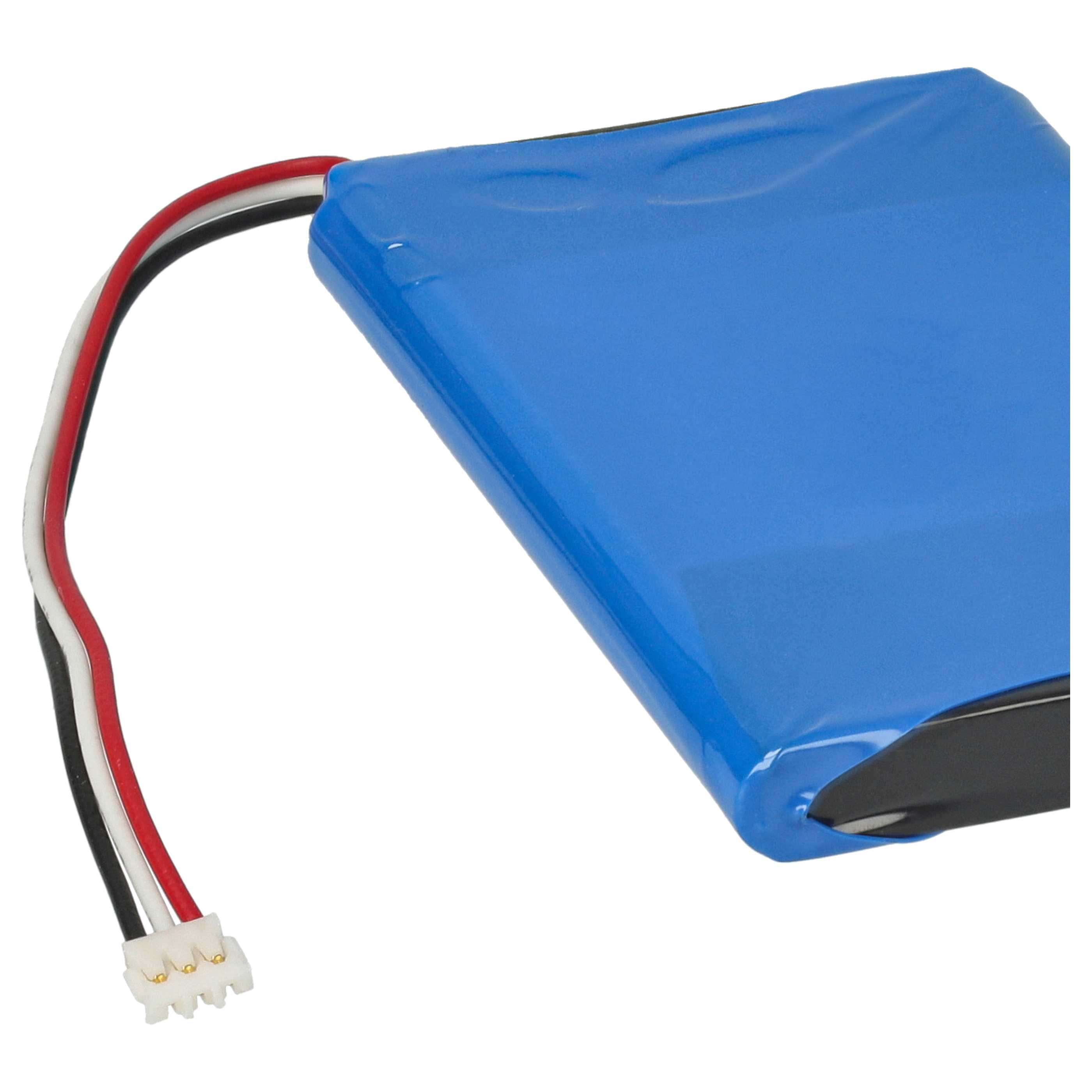Ein blauer rechteckiger Akku mit roten, weißen und schwarzen Drähten und einem weißen Stecker. Der Hintergrund ist weiß.