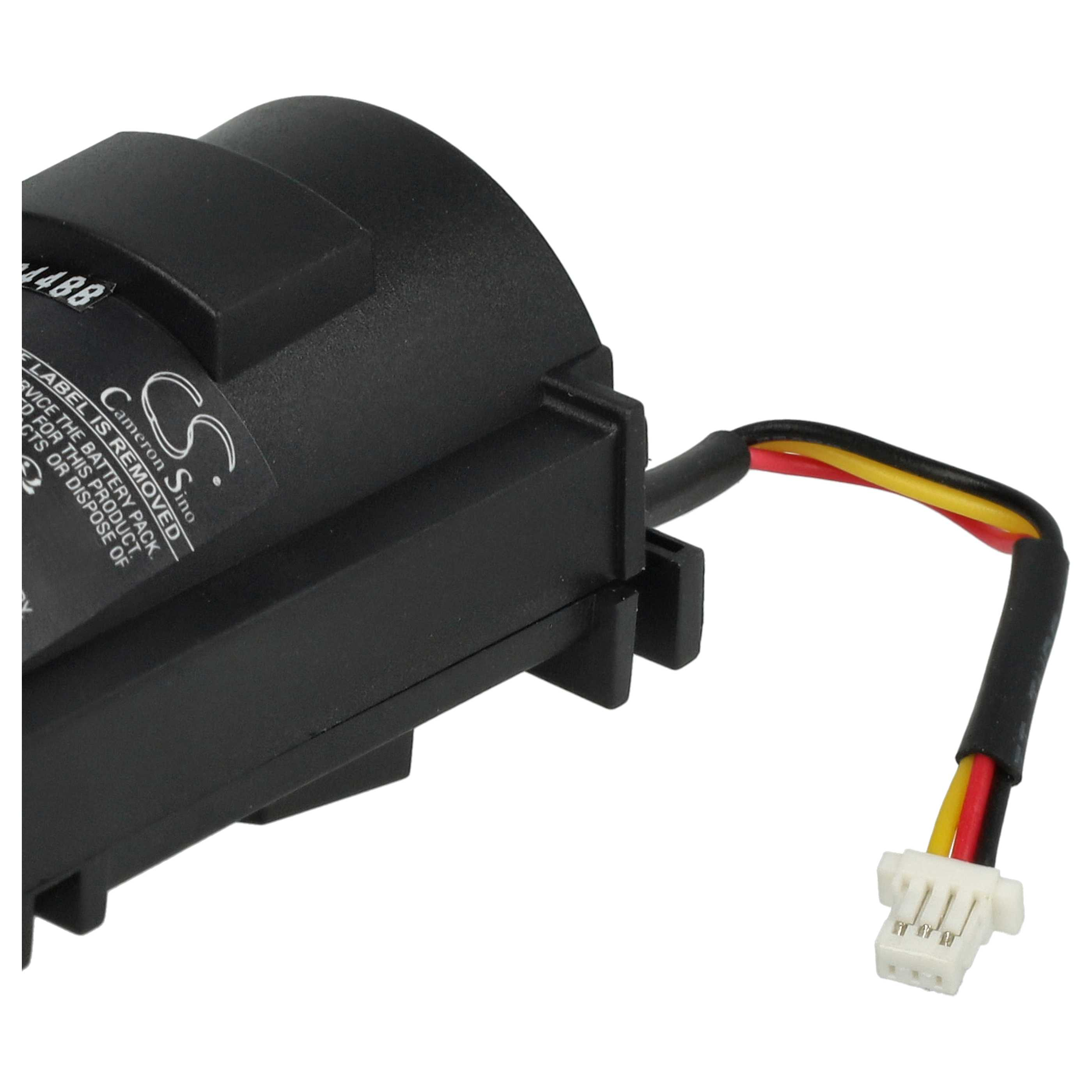 Ein schwarzes Akkupack mit einem Kabel mit roten, gelben und schwarzen Drähten und einem weißen Stecker auf weißem Hintergrund.