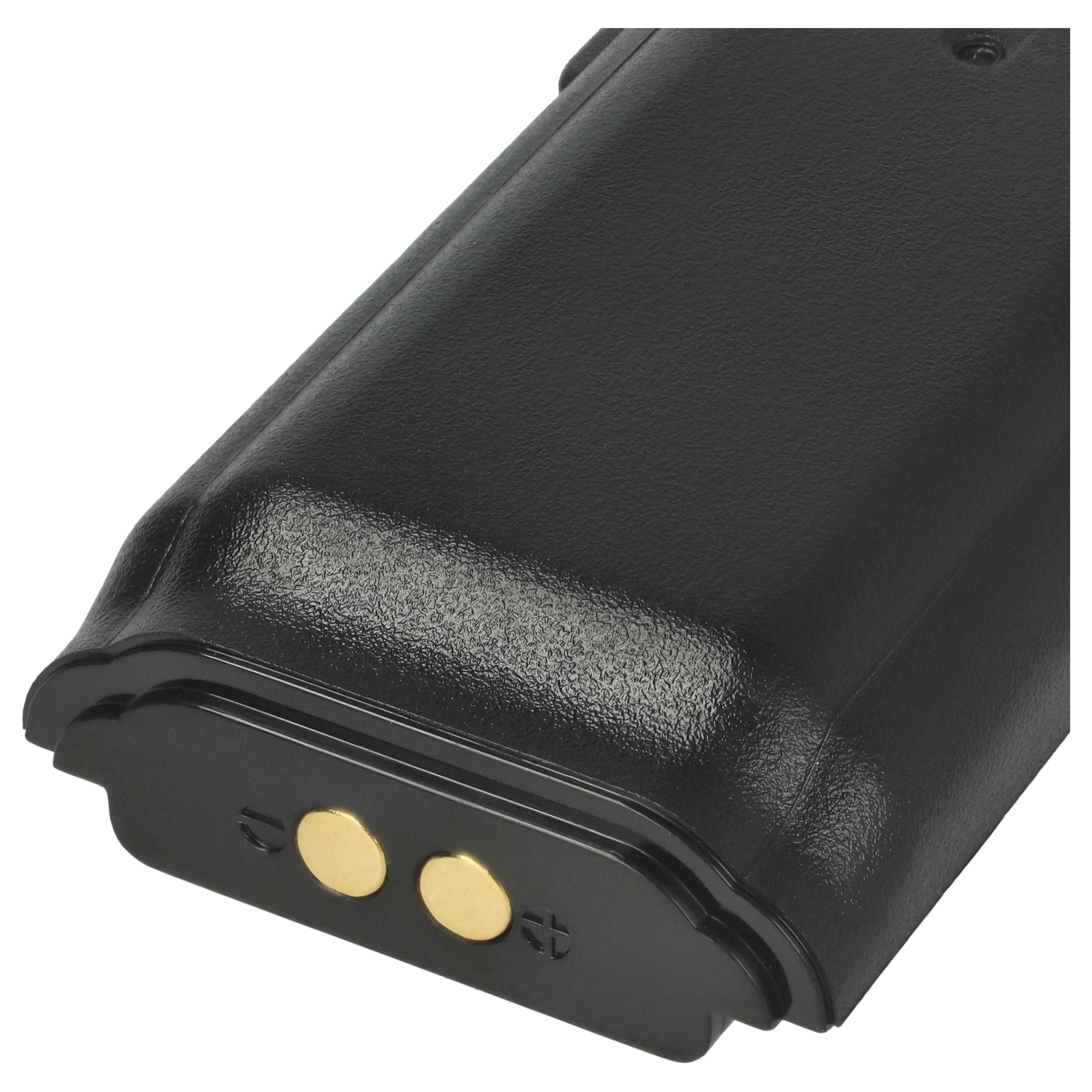 Nahaufnahme einer schwarzen Batterie. Am Boden sind zwei goldene Kontakte sichtbar. Die Oberfläche hat eine strukturierte Oberfläche.