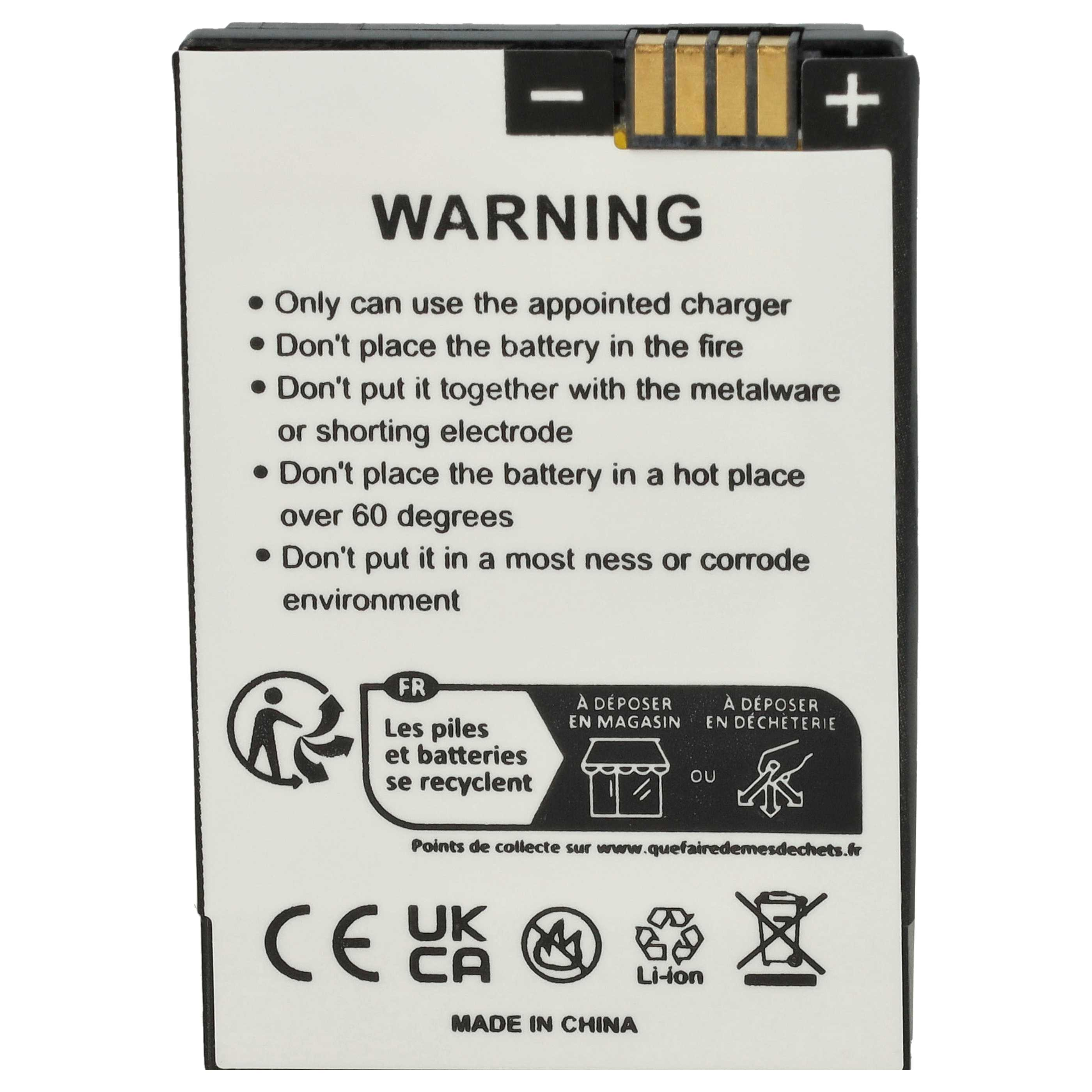 Weiße Batterie mit Warnhinweisen, Plus- und Minuszeichen sowie Recycling-Symbolen, Text in Englisch und Französisch.