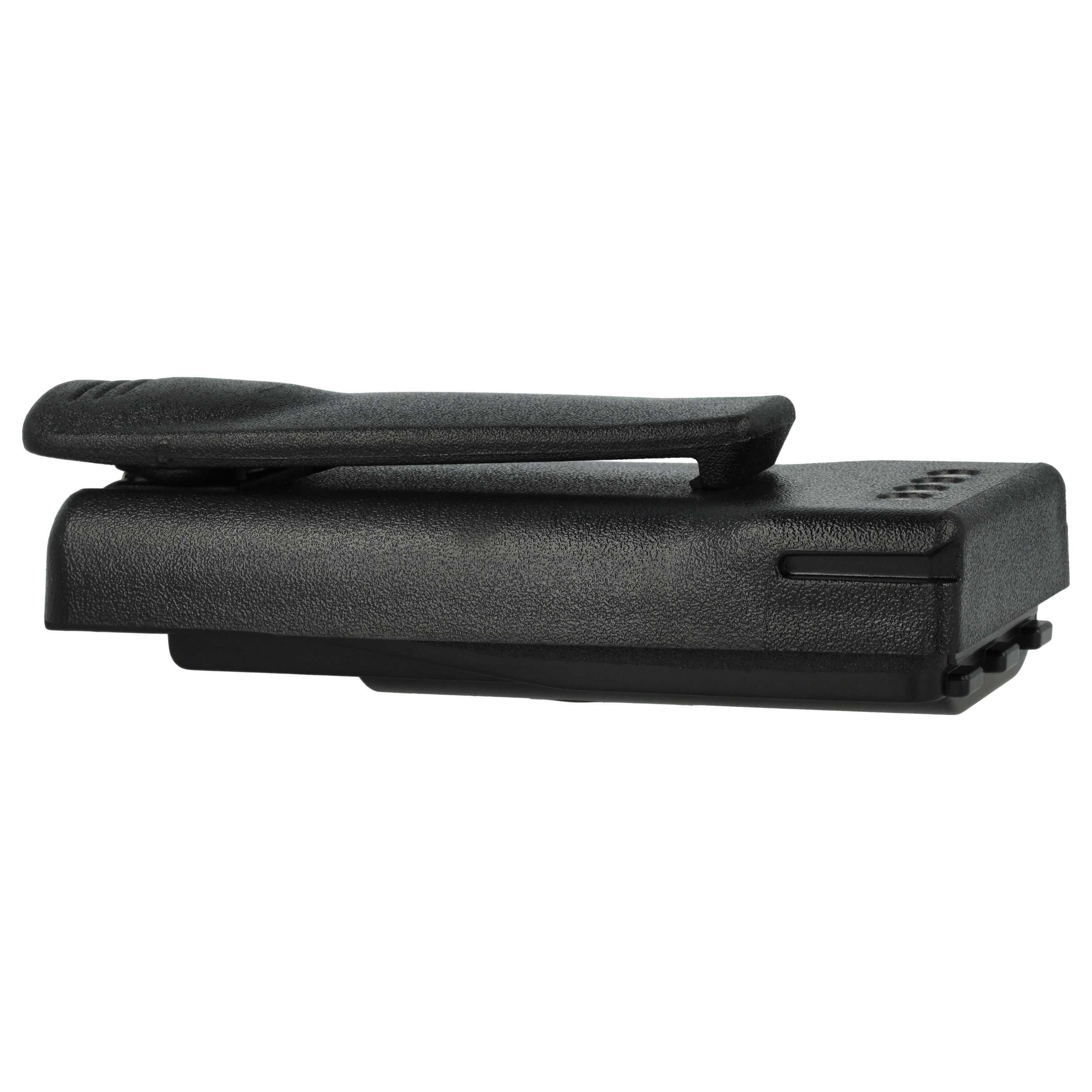 Ein schwarzes Funkbatteriepack mit Gürtelclip. Das Pack ist rechteckig und hat eine strukturierte Oberfläche. Weißer Hintergrund.