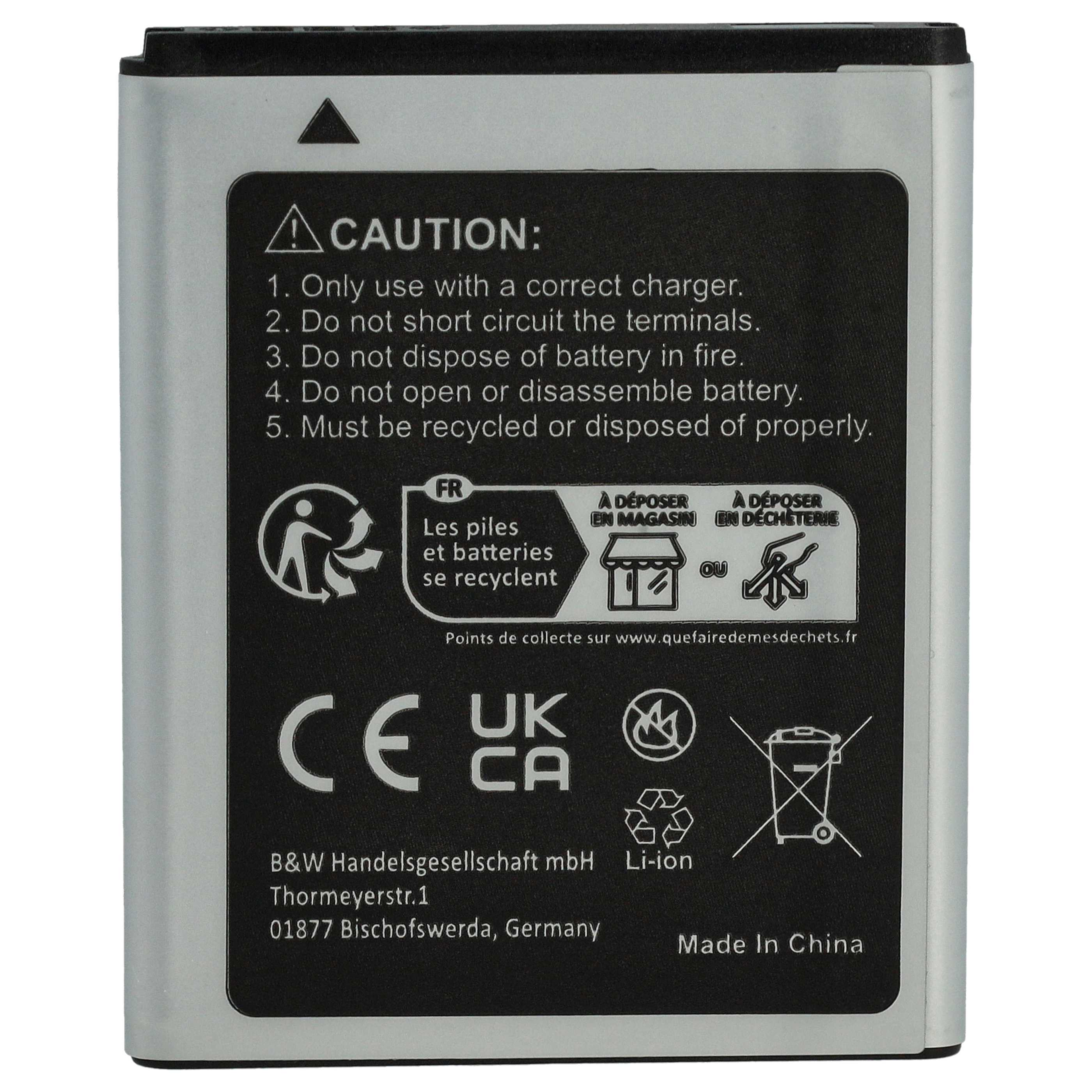 Silberne Batterie mit schwarzem Text, Warnhinweisen und Symbolen. Enthält Recyclinganweisungen und Made in China.