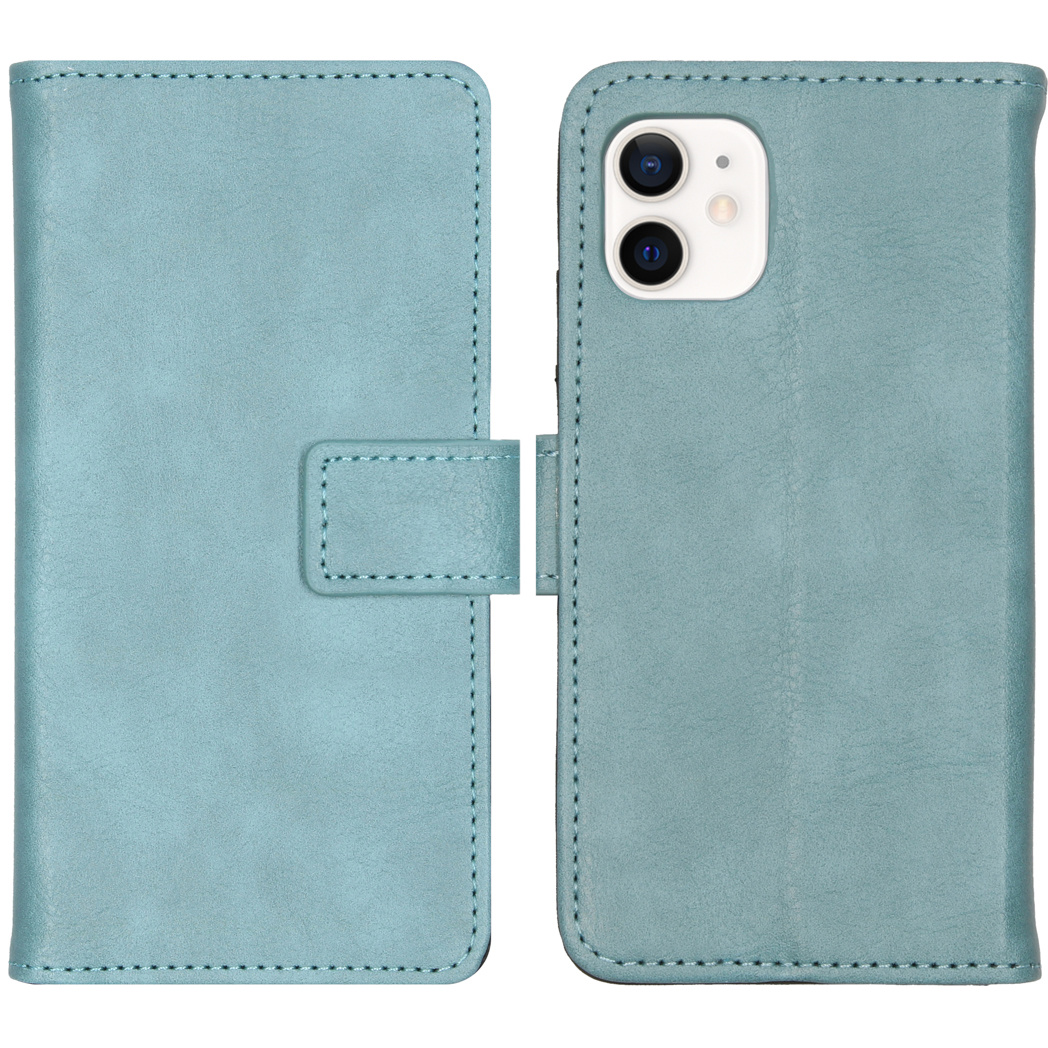 Un étui de téléphone en cuir bleu clair, ouvert vers la droite. Il a un rabat avec une fermeture magnétique. La caméra du téléphone est visible.