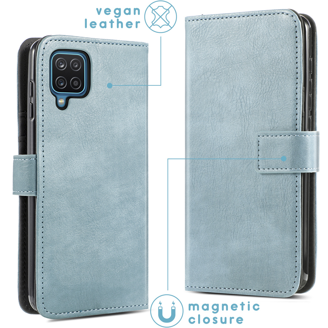 Una custodia per telefono in pelle vegana azzurra. Include chiusura magnetica e ritaglio per fotocamera.