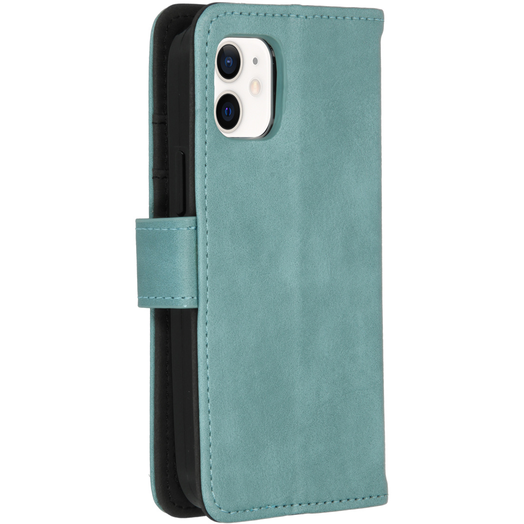 Un étui de téléphone sarcelle ouvert. Il possède une fermeture magnétique, un support de téléphone noir et une découpe pour la caméra.