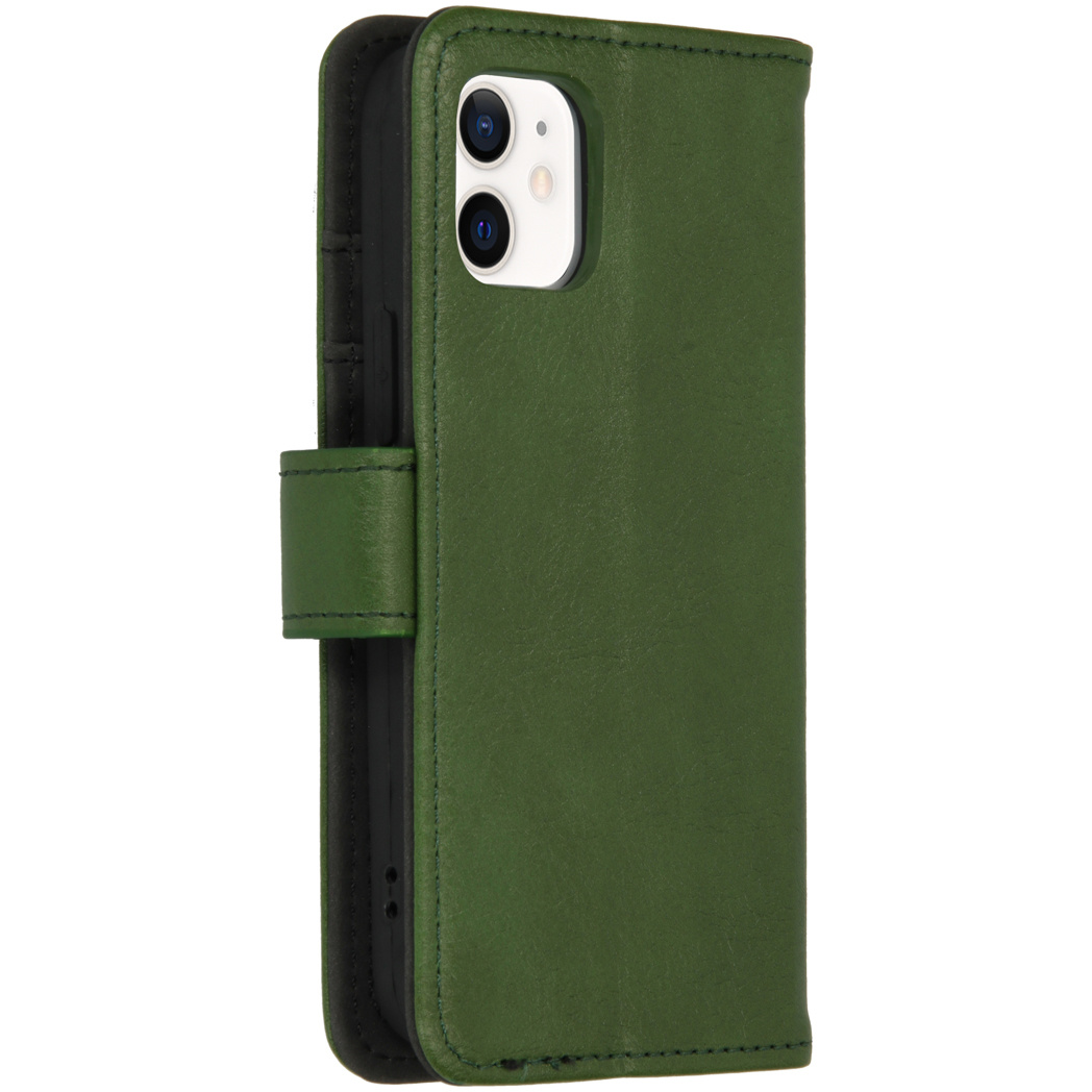 Étui de téléphone en cuir vert avec fermeture à rabat. Il a un intérieur noir et une découpe pour l'appareil photo. L'étui est sur fond blanc.
