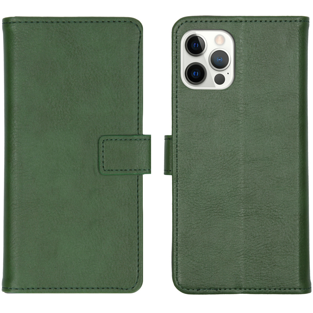 Étui de téléphone en cuir vert avec fermoir magnétique. L'appareil photo du téléphone est visible sur le côté droit. L'étui est ouvert, montrant le téléphone.
