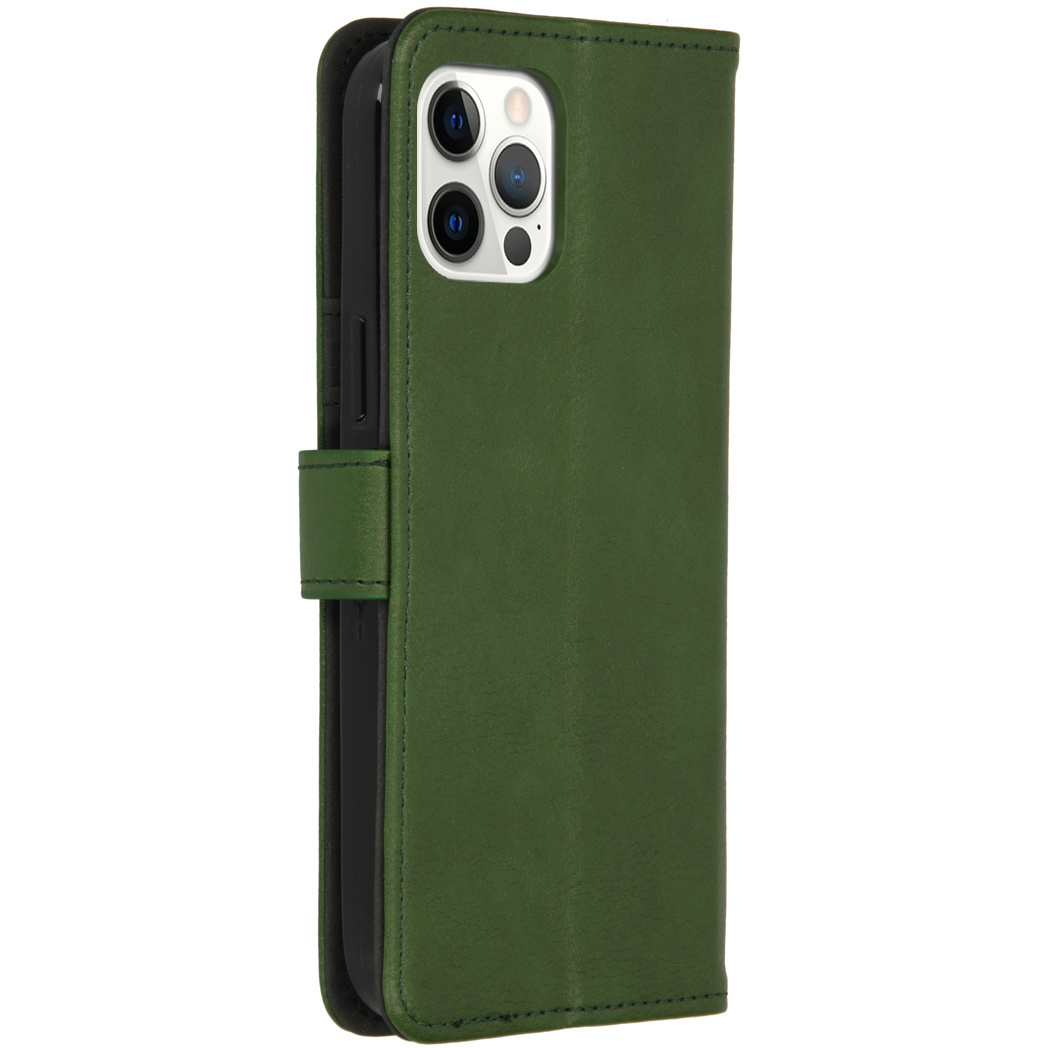 Étui de téléphone en cuir vert avec rabat magnétique. C'est un étui de style portefeuille avec plusieurs objectifs d'appareil photo visibles.
