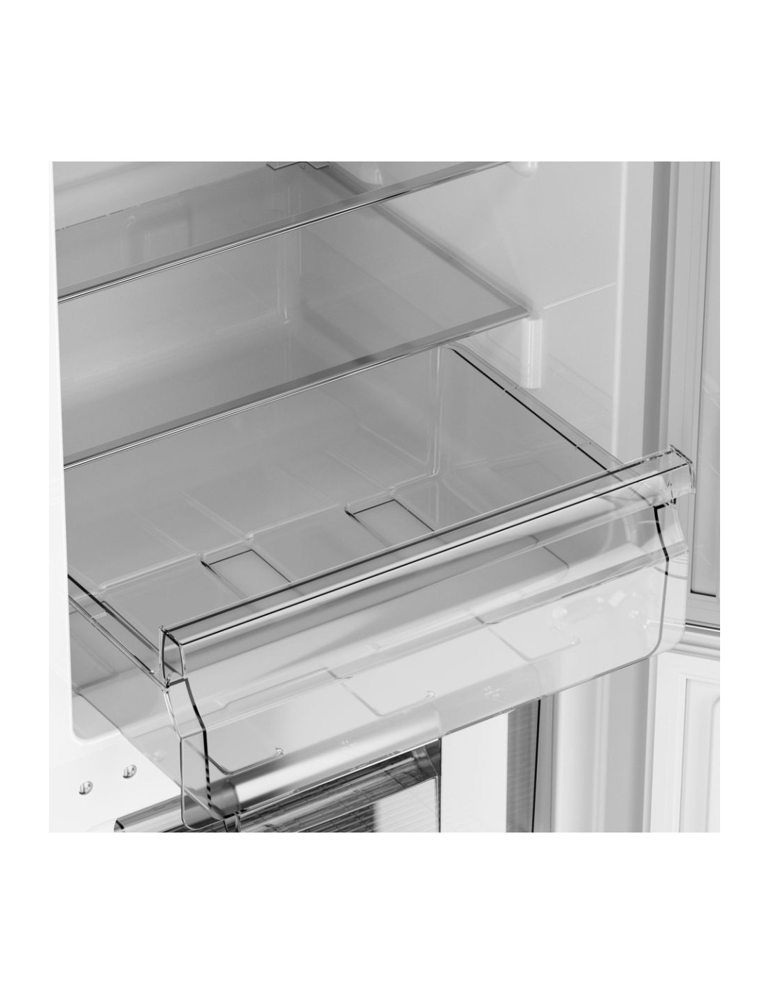 Dentro de un refrigerador, se ven estantes y cajones de plástico transparente. La imagen es un primer plano que muestra la estructura interior.
