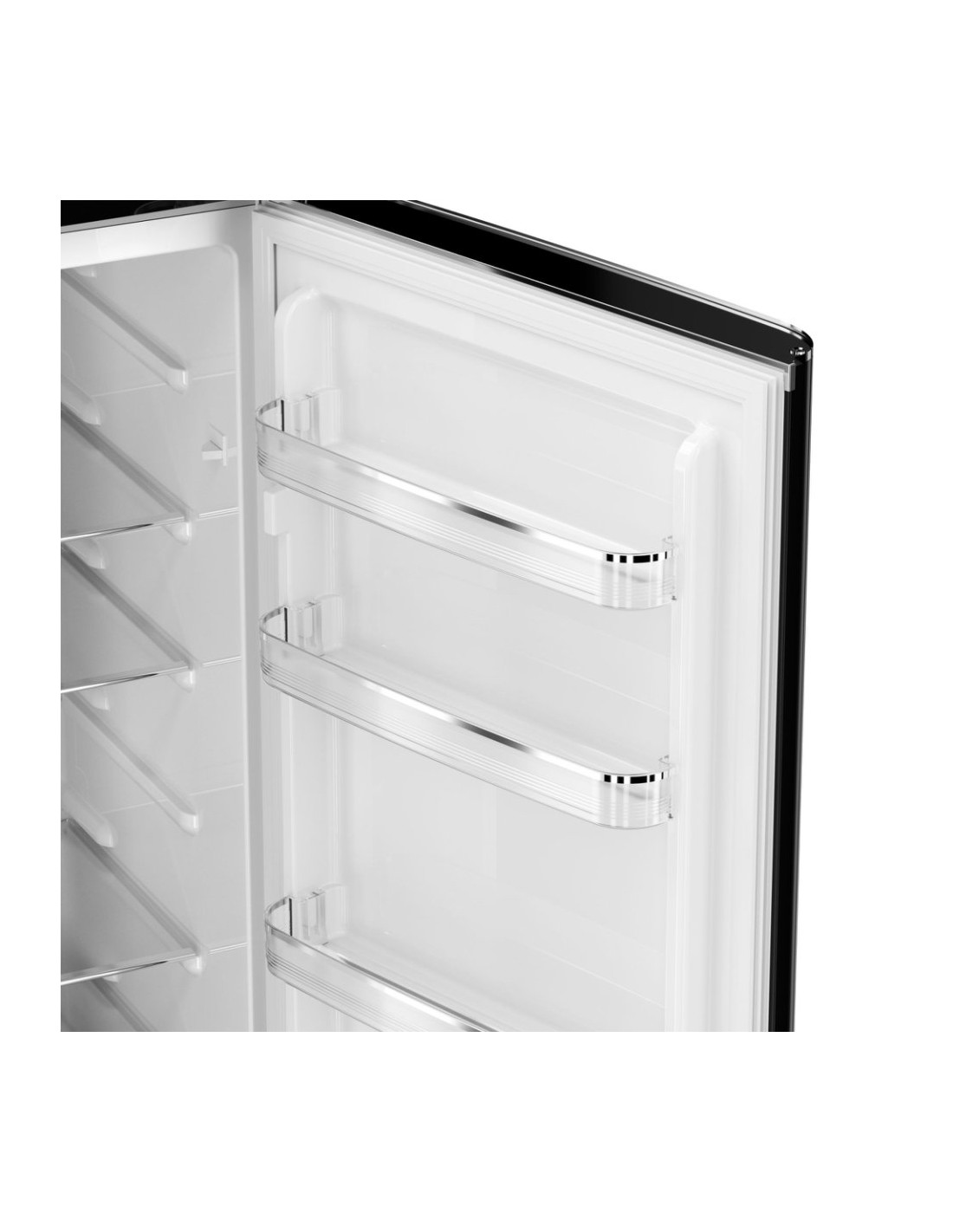 Una puerta de refrigerador abierta. En el interior, se ven estantes blancos y un interior blanco. La puerta tiene estantes con adornos plateados.