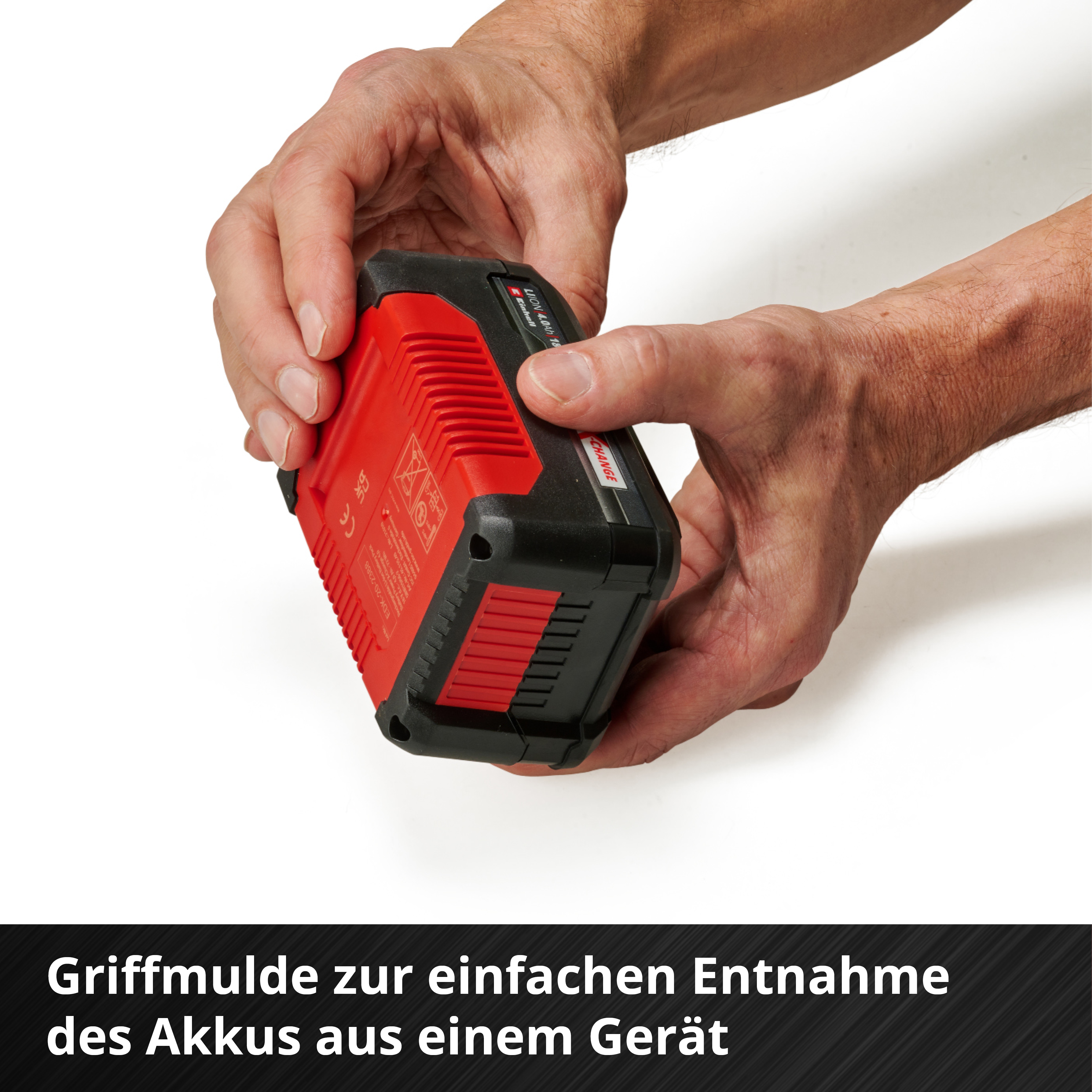 Hände halten einen rot-schwarzen Akku. Text unten: Griff zur einfachen Entnahme des Akkus aus einem Gerät.