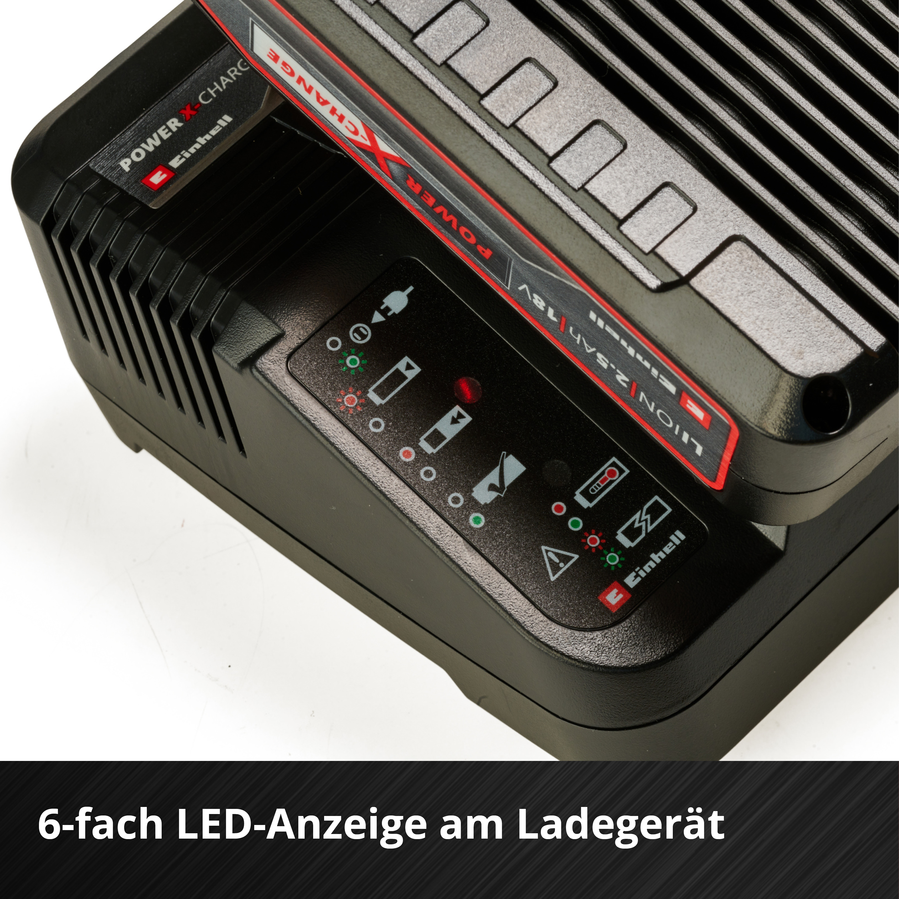 Schwarzes Ladegerät mit roten und grünen LED-Anzeigen. Power X-Change und Einhell-Branding sichtbar.
