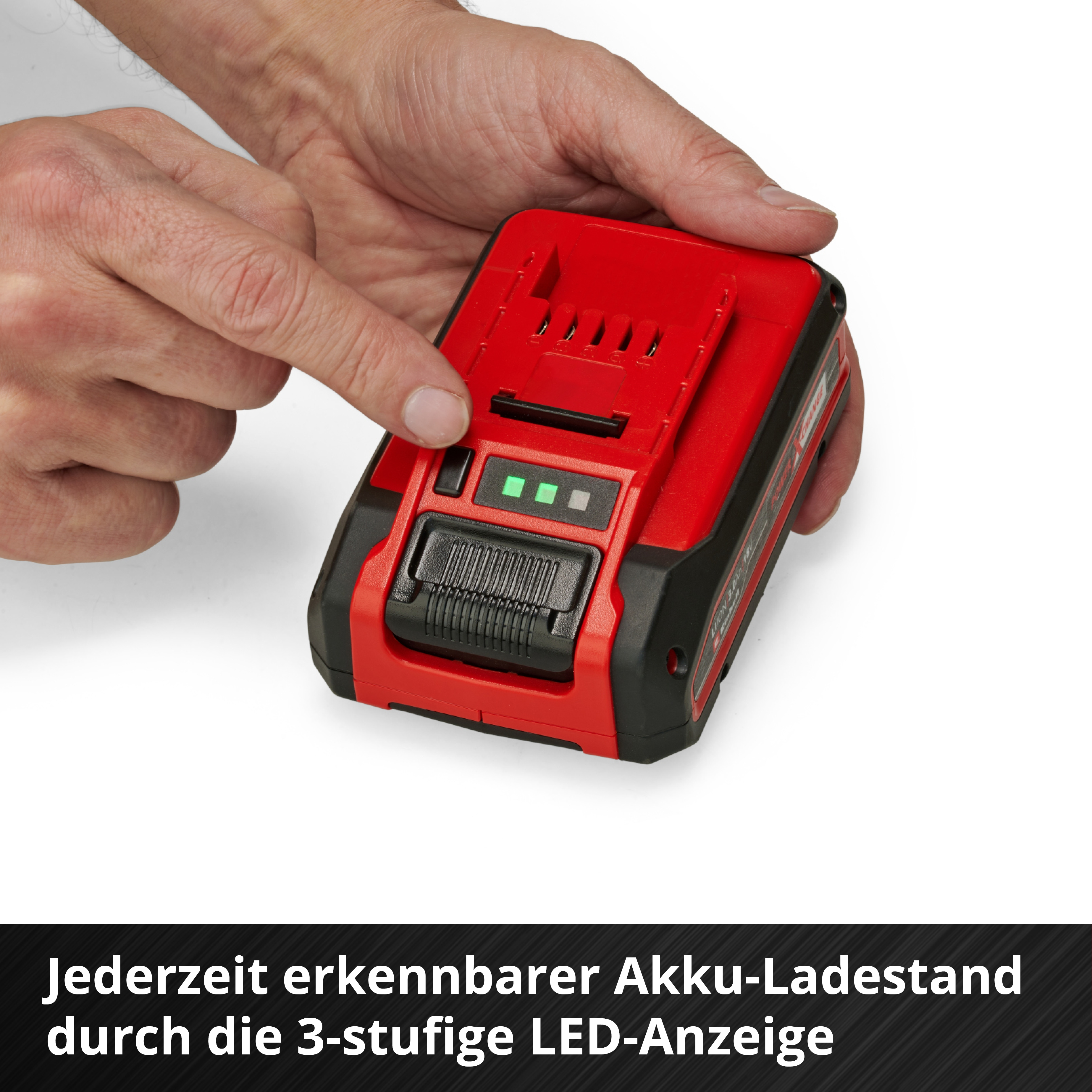 Una mano indica una batteria rossa. Tre LED verdi indicano il livello di carica. Sfondo bianco.