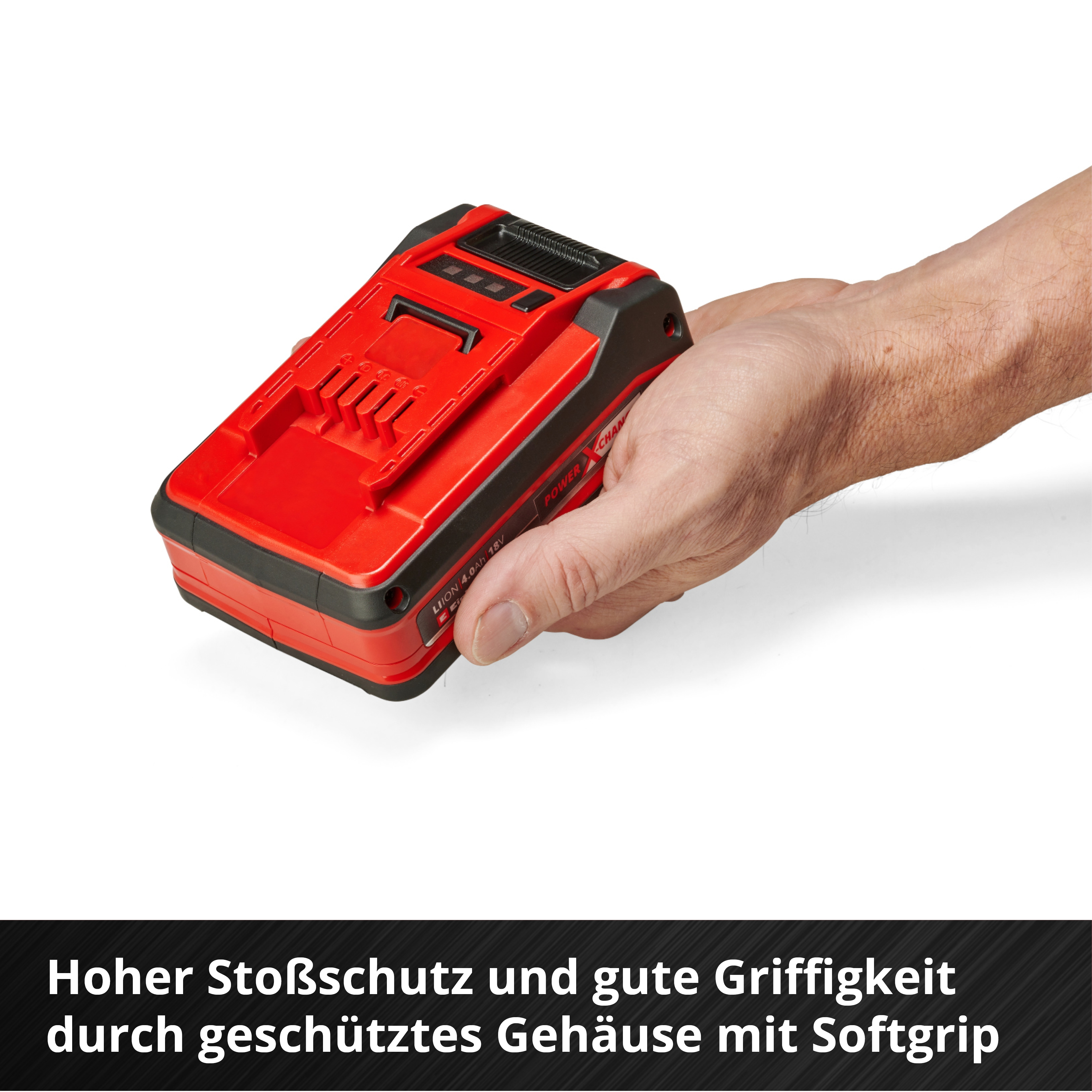 Una batteria rossa e nera per utensili elettrici tenuta in mano. Batteria etichettata. Testo in basso.