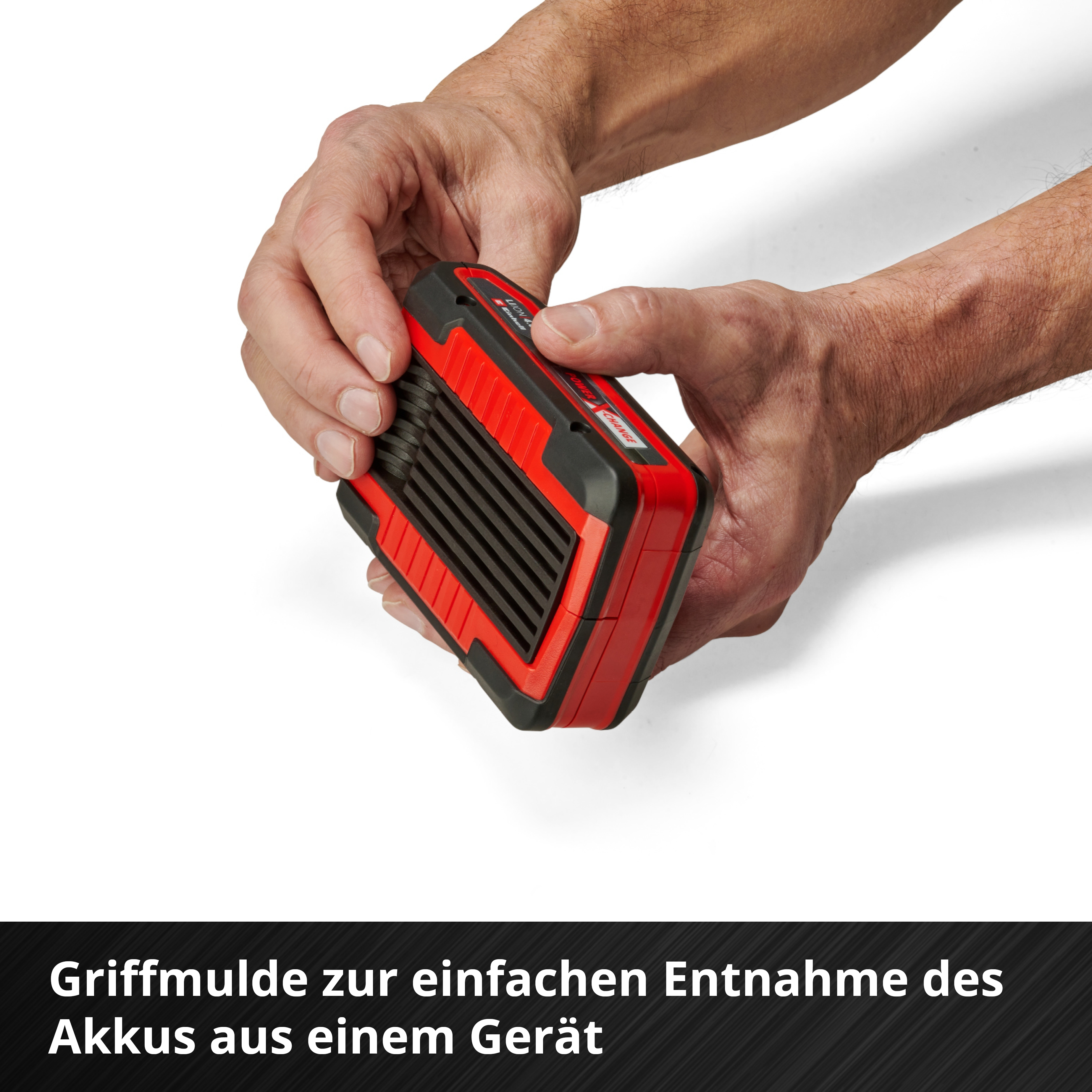 Mani che tengono una batteria rossa e nera. La batteria ha una griglia nera e su sfondo bianco.