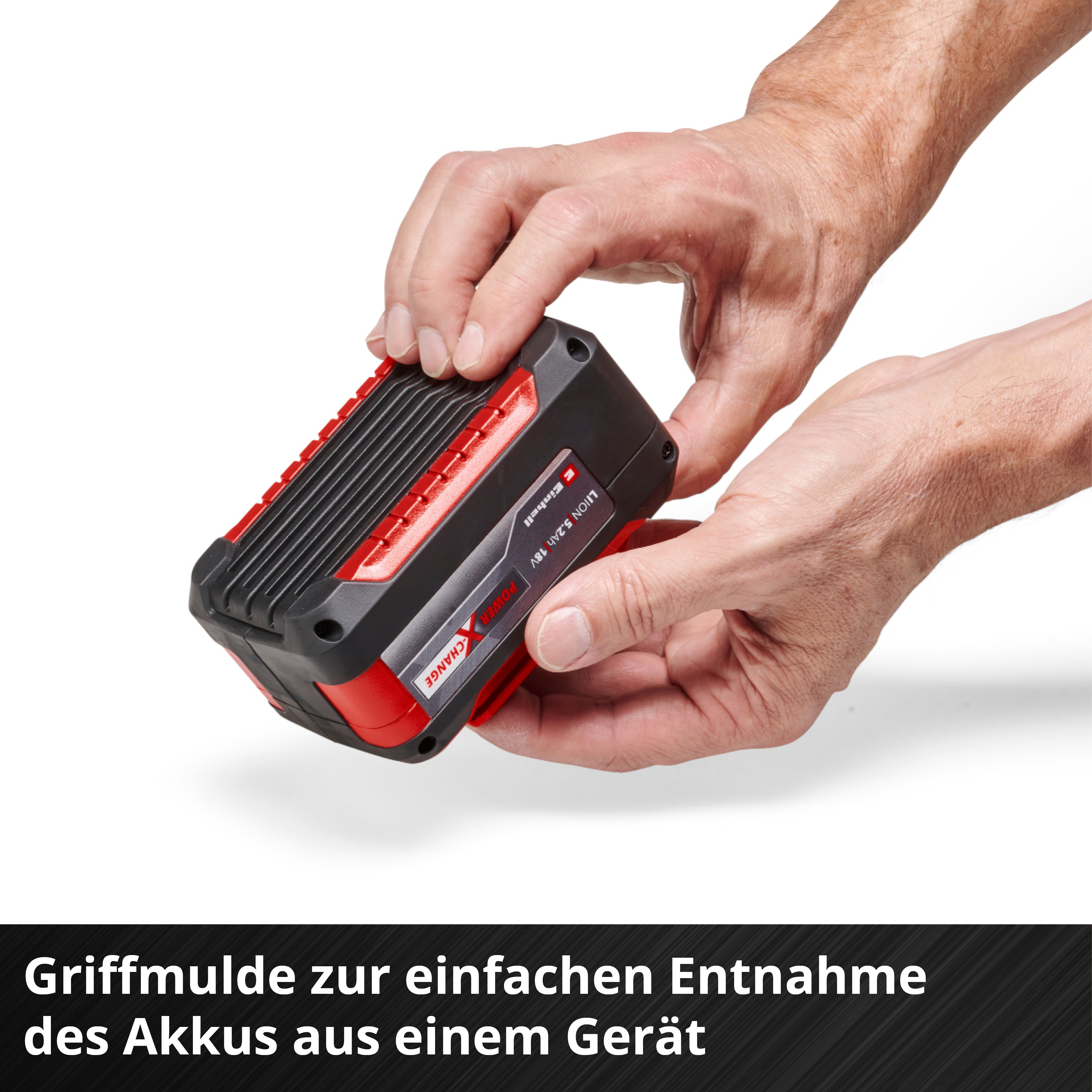 Mani che tengono una batteria nera e rossa. La batteria è di Einhell. Il testo in basso dice: Griffmulde zur einfachen Entnahme.