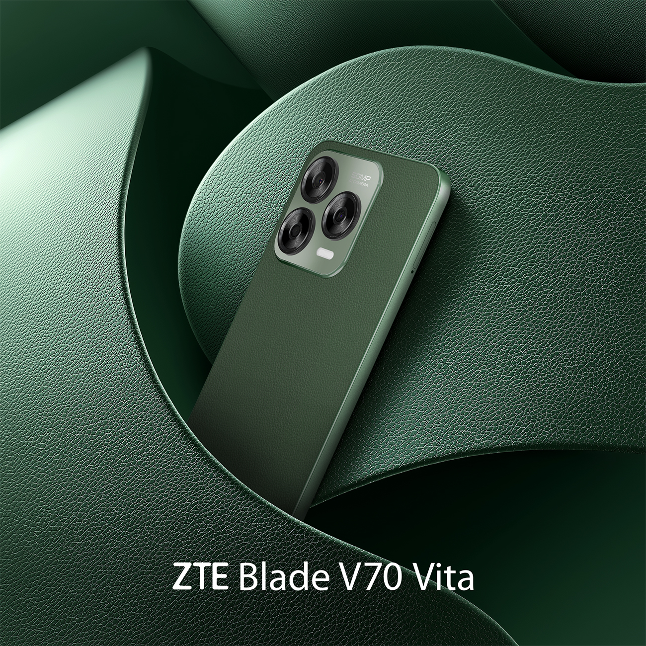 Zielony telefon ZTE Blade V70 Vita z trzema aparatami. Tło to teksturowana, ciemnozielona powierzchnia.