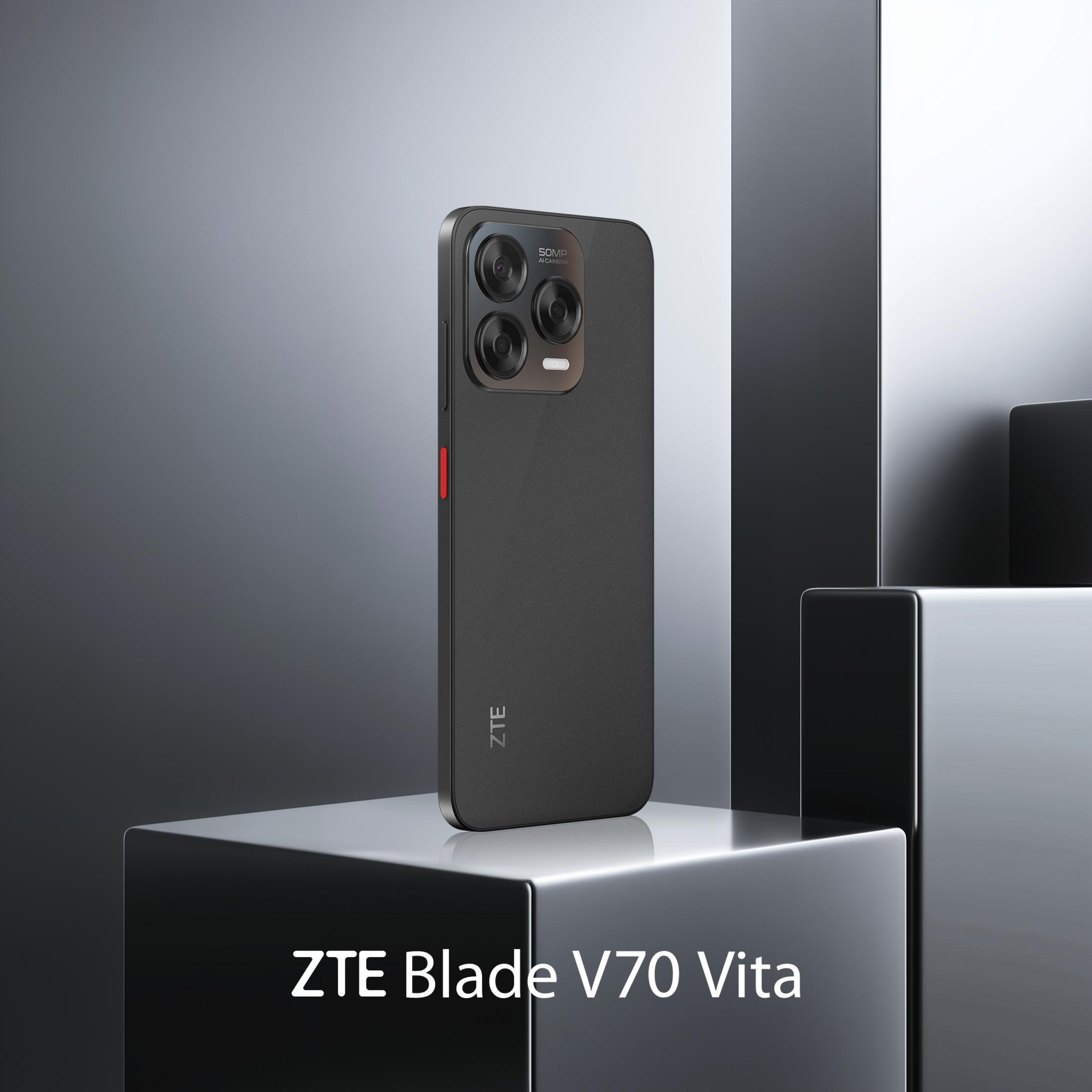 Czarny telefon ZTE Blade V70 Vita jest wyświetlany na białej kostce. Telefon ma potrójny obiektyw aparatu i czerwony przycisk boczny.