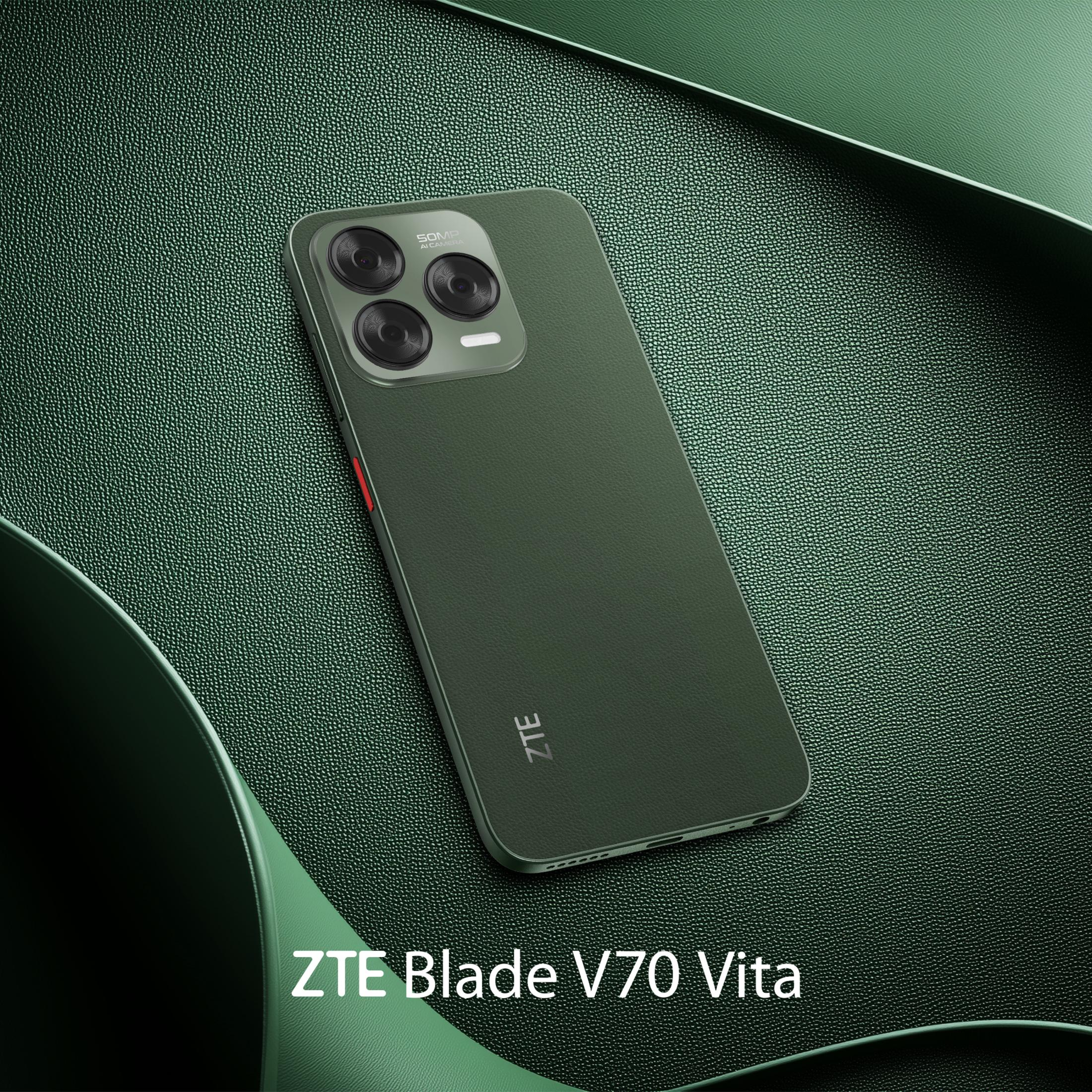 Zielony telefon ZTE Blade V70 Vita na teksturowanym zielonym tle. Posiada trzy obiektywy i czerwony akcent.
