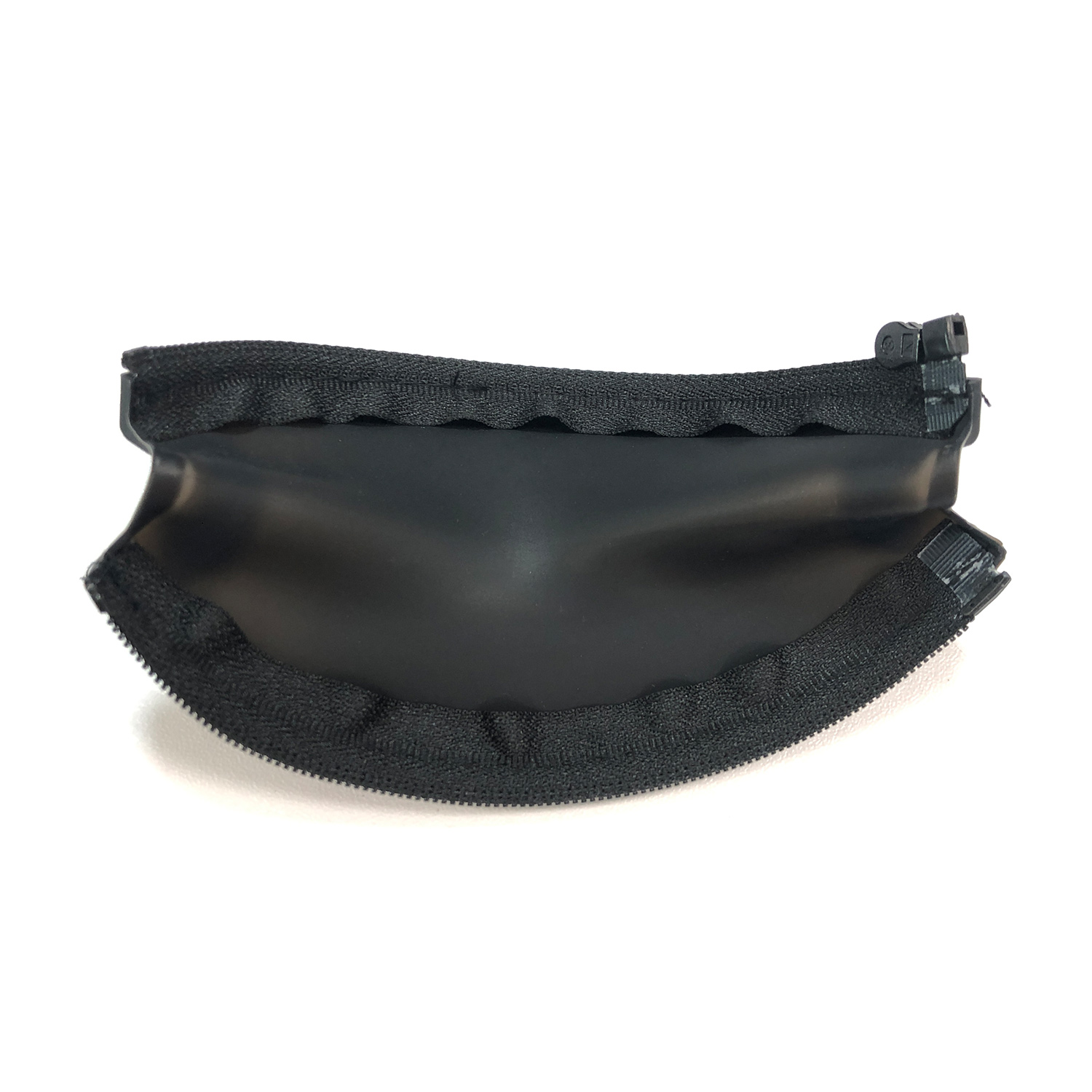 Czarny, zakrzywiony piórnik z zamkiem błyskawicznym, widok z góry. Zamek błyskawiczny jest czarny i otacza górną krawędź. Tło jest białe.