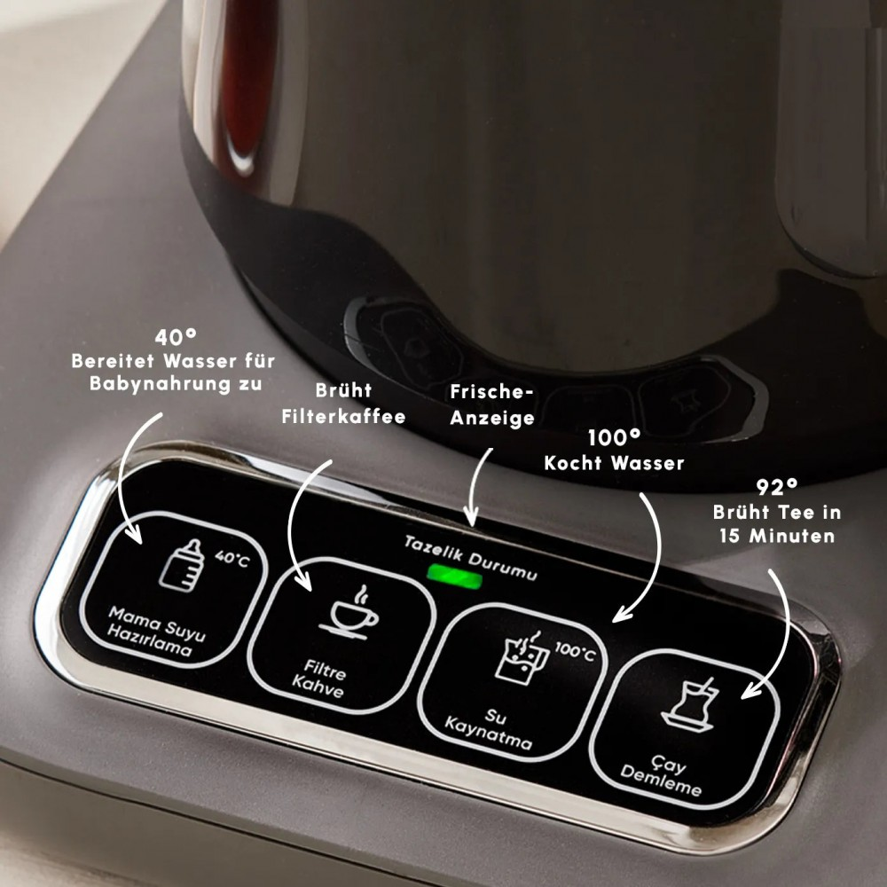 Un pannello di controllo con pulsanti per alimenti per bambini, caffè, acqua bollente e tè. Sono visibili etichette di testo e display della temperatura.