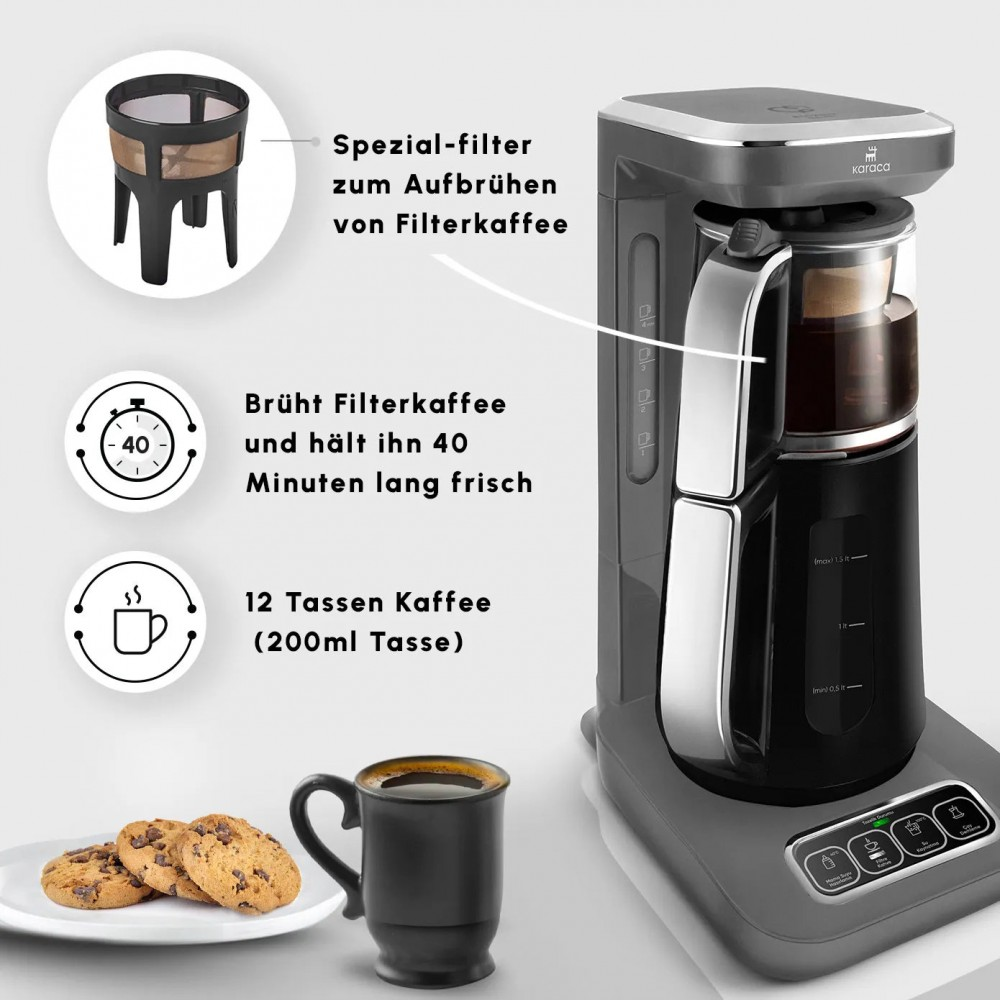 Una macchina da caffè con filtro e una tazza di caffè. Sono visibili anche biscotti su un piatto. Il testo sull'immagine descrive le caratteristiche.