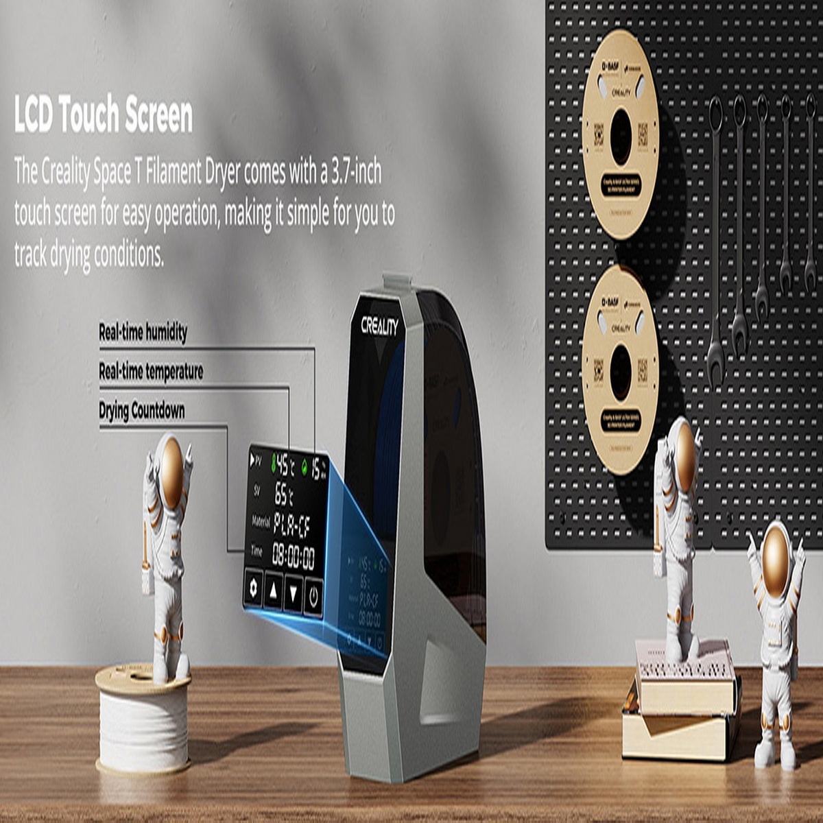 Creality Filament Trockner mit Touchscreen, Astronauten, Filamentrollen, Werkzeugen und D-BASF-Rollen auf Holzoberfläche.