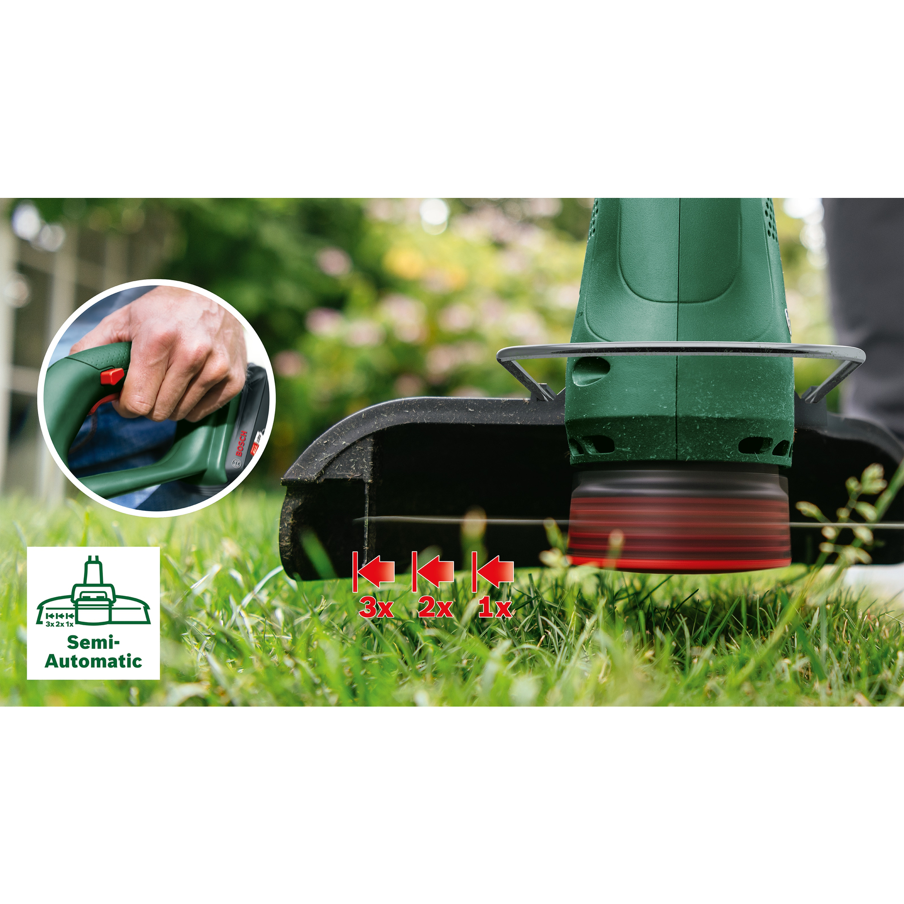 Ein grüner Rasentrimmer wird verwendet. Der Trimmer schneidet Gras. Eine Hand mit rotem Knopf ist sichtbar. Der Hintergrund ist unscharf.