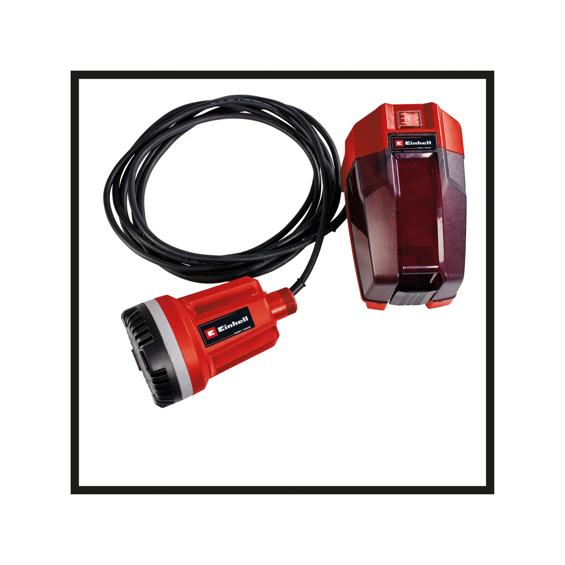 Rote und schwarze Einhell-Wasserpumpe mit Netzteil. Ein schwarzes Kabel verbindet beide Teile.