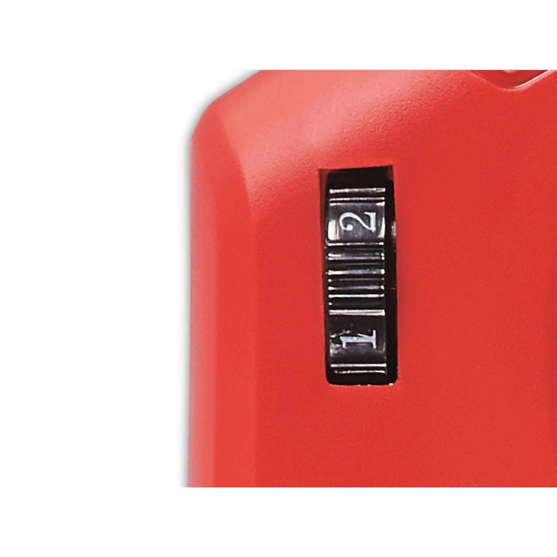 Zbliżenie czerwonego licznika z liczbą 2. Licznik jest czarny z białymi cyframi.