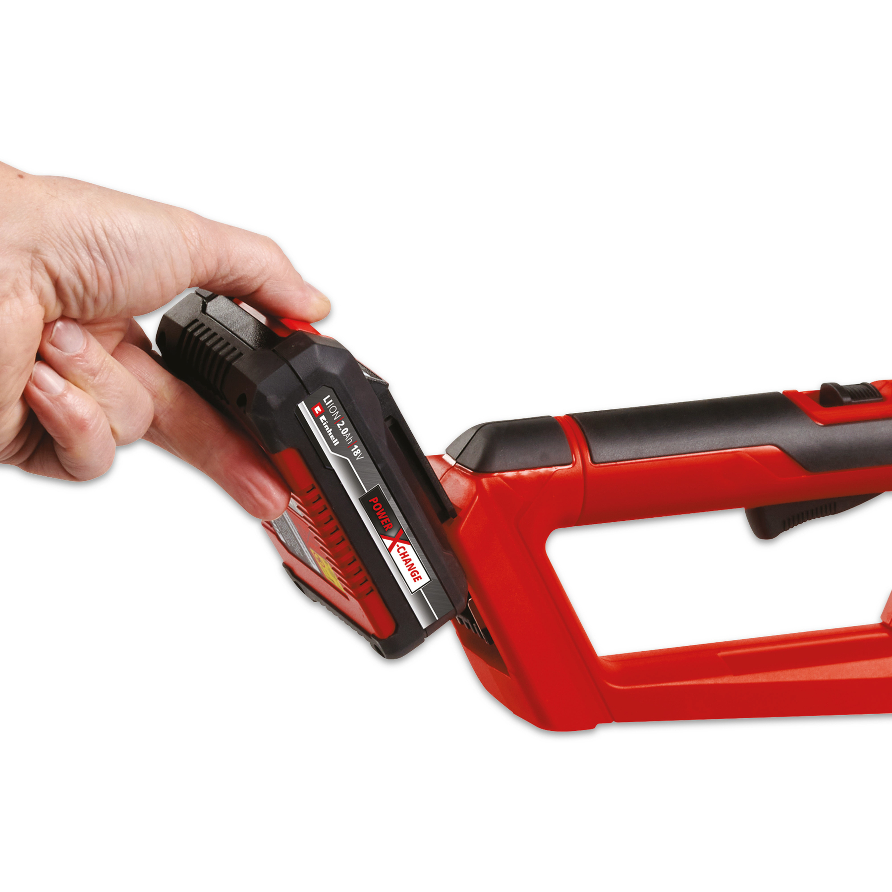 Eine Hand setzt einen schwarz-roten Akku in ein rotes Elektrowerkzeug ein. Der Akku hat ein 'POWER CHANGE'-Etikett.