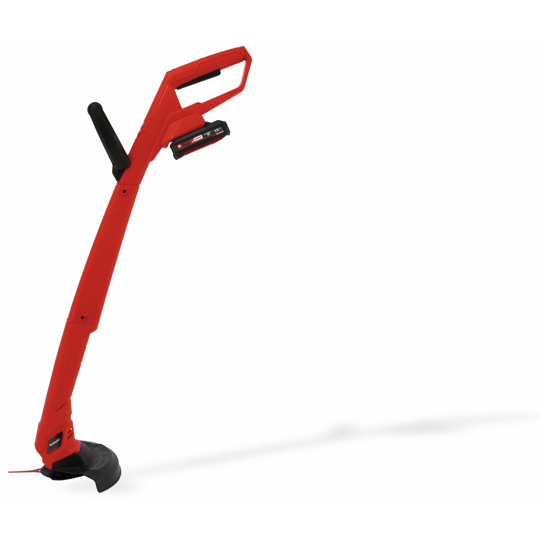 Un cortacésped inalámbrico rojo y negro sobre fondo blanco. Proyecta una sombra.