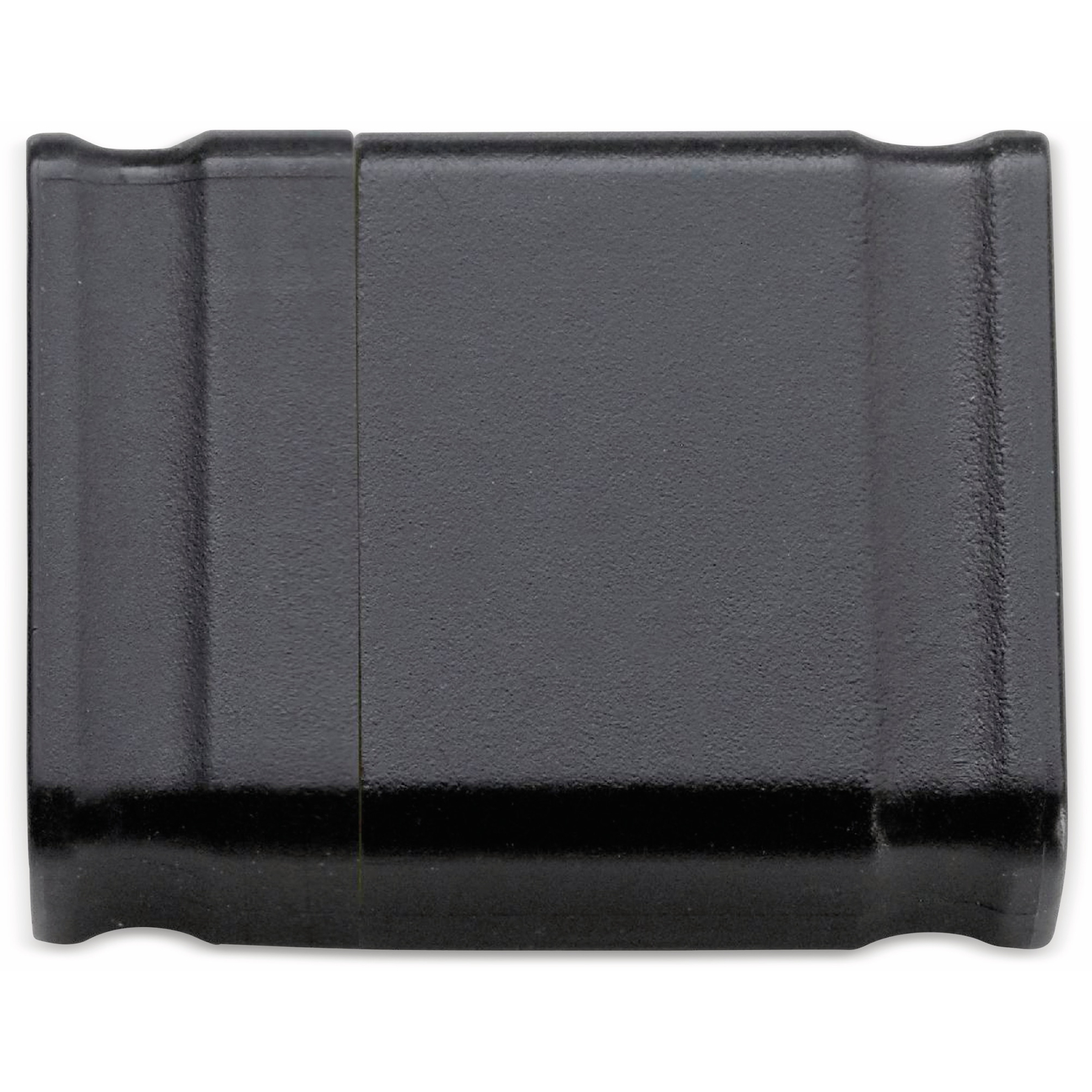 Czarny, prostokątny metalowy przedmiot o teksturowanej powierzchni. Ma pionowy szew. Krawędzie są lekko zakrzywione.