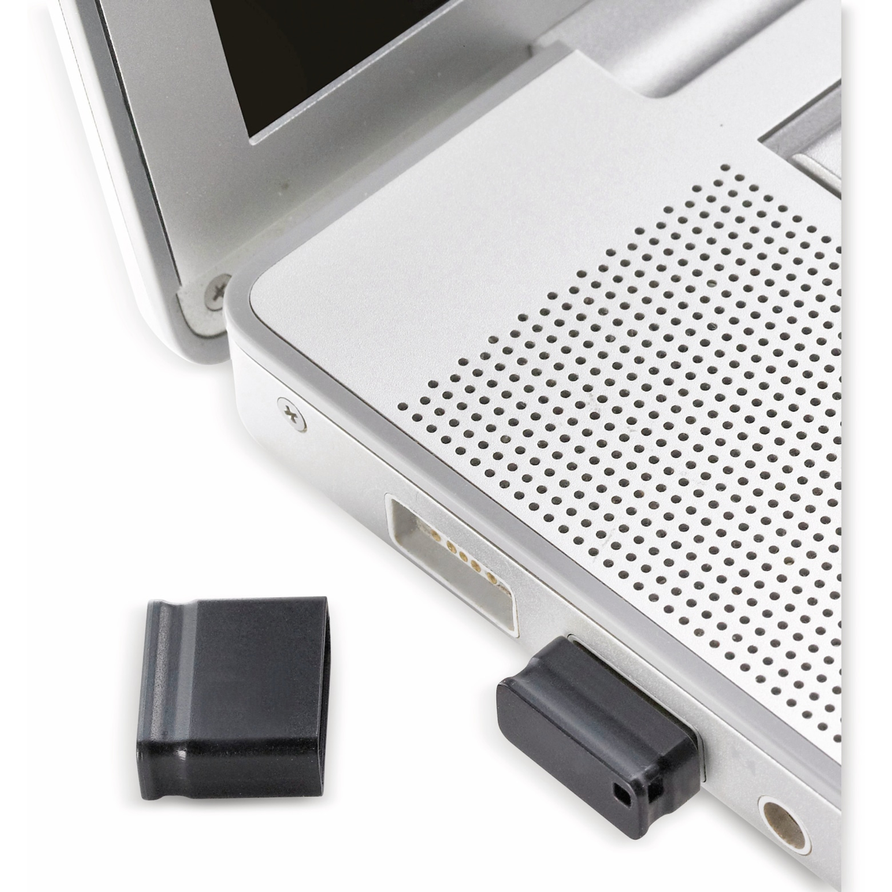 Zbliżenie srebrnego laptopa z włożonym czarnym dyskiem USB i jego osłoną w pobliżu.