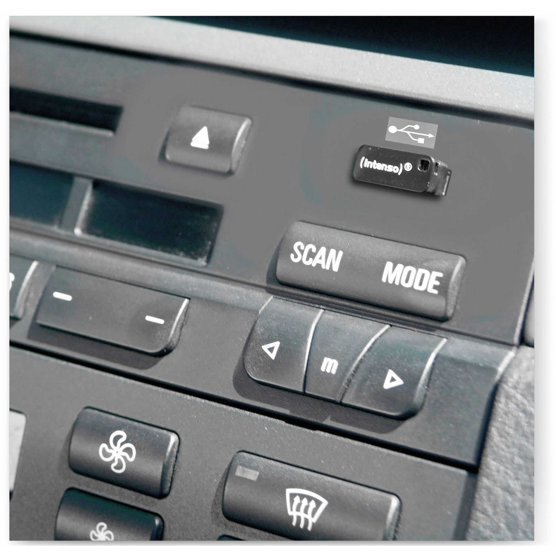 Panel samochodu z przyciskami i napędem USB. Przyciski obejmują 'SCAN', 'MODE' i inne. Napęd USB jest podłączony.