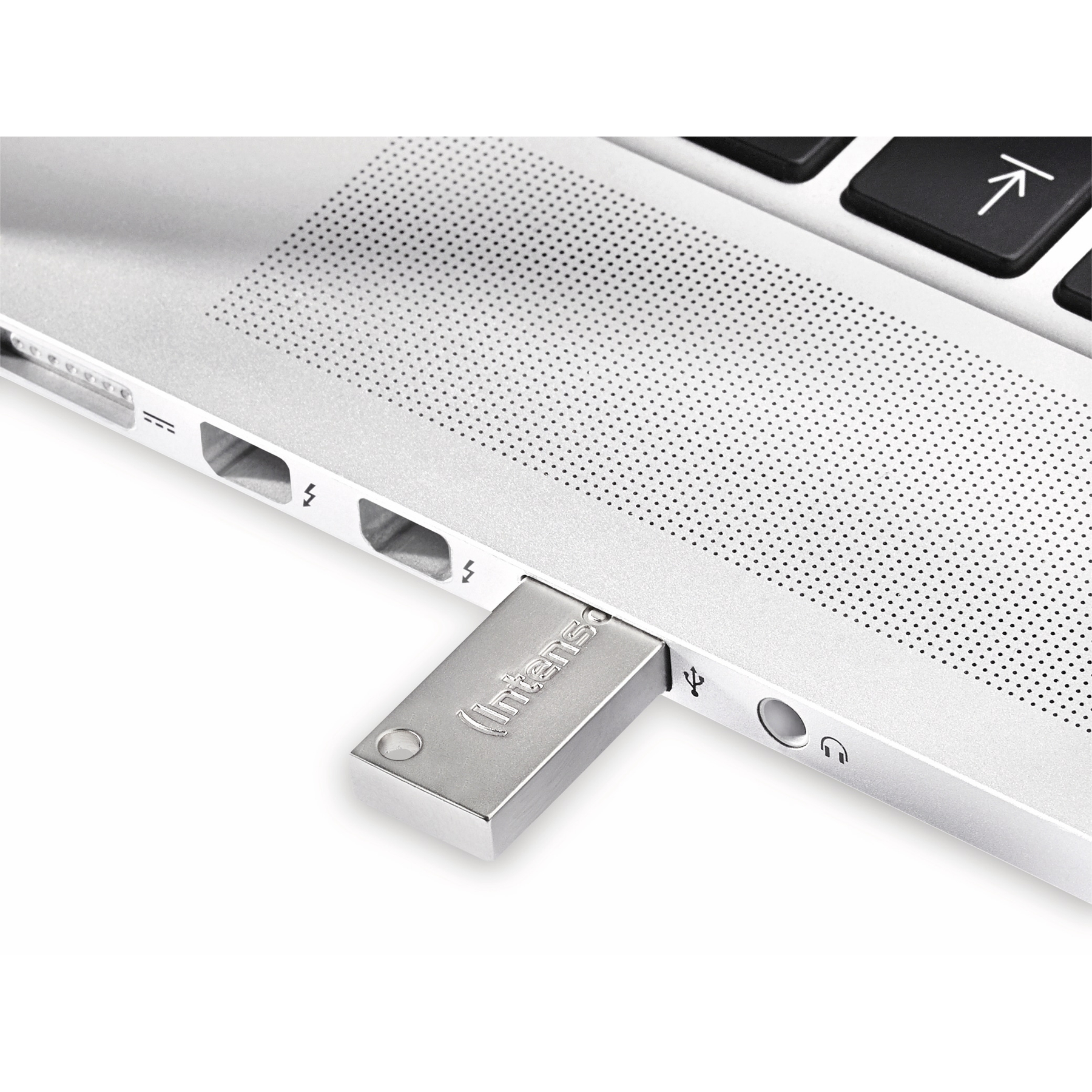 Srebrny pendrive USB włożony do laptopa. Widoczna jest nazwa marki 'Intenso'.