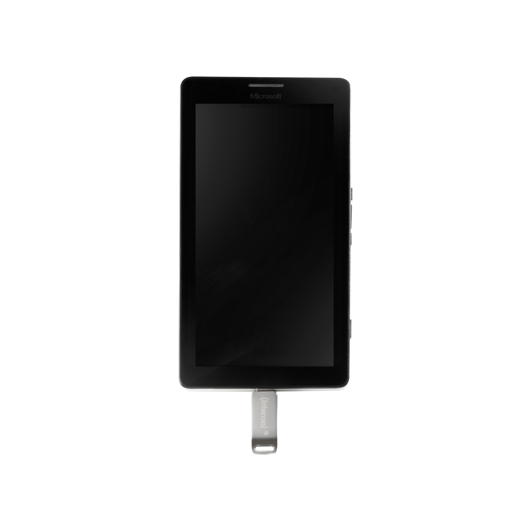 Czarny tablet Microsoft z podłączonym dyskiem USB. Tablet jest na białym tle.