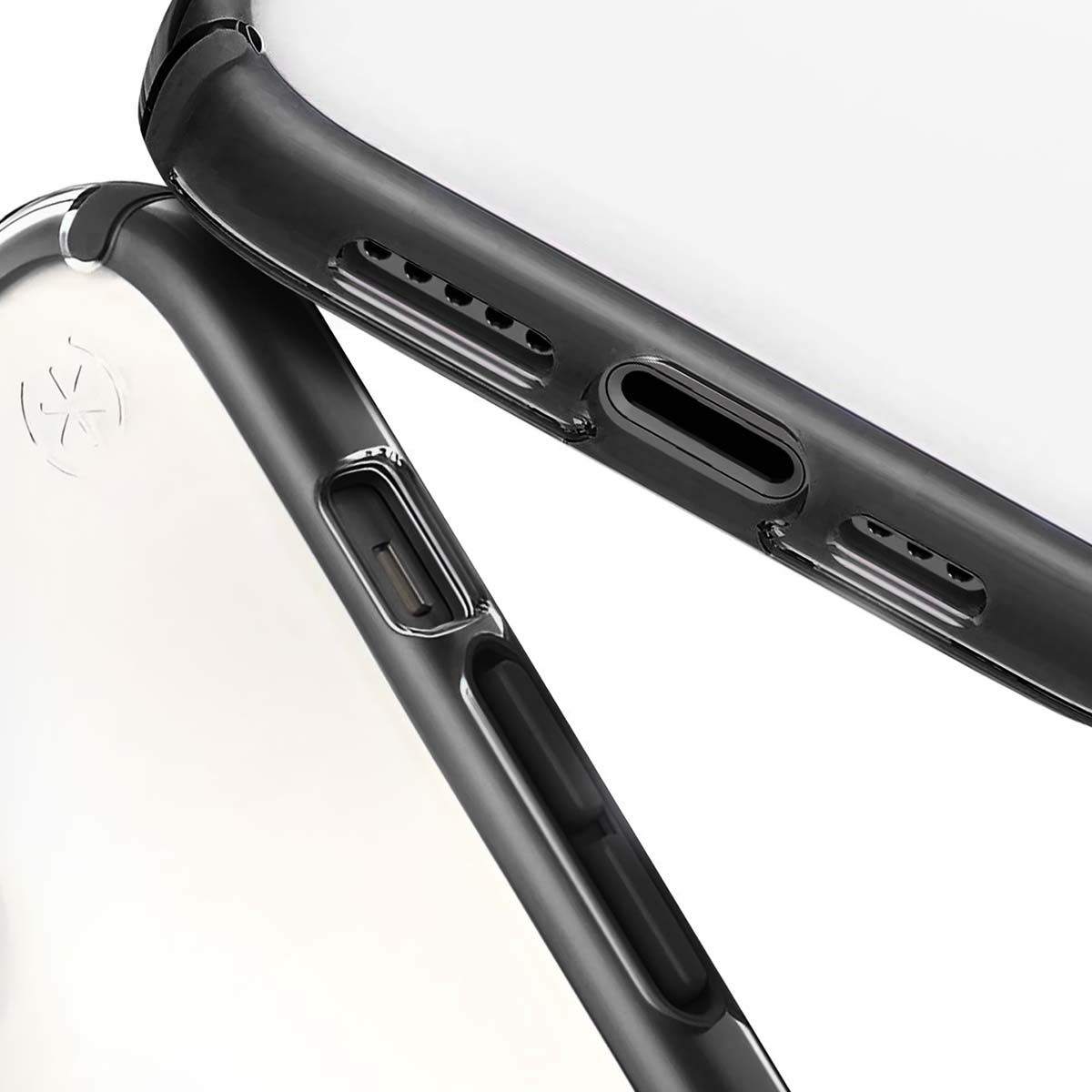 Primo piano di due custodie trasparenti per telefoni. Una mostra ritagli per i pulsanti e un logo, l'altra ha aperture per altoparlanti e porte.