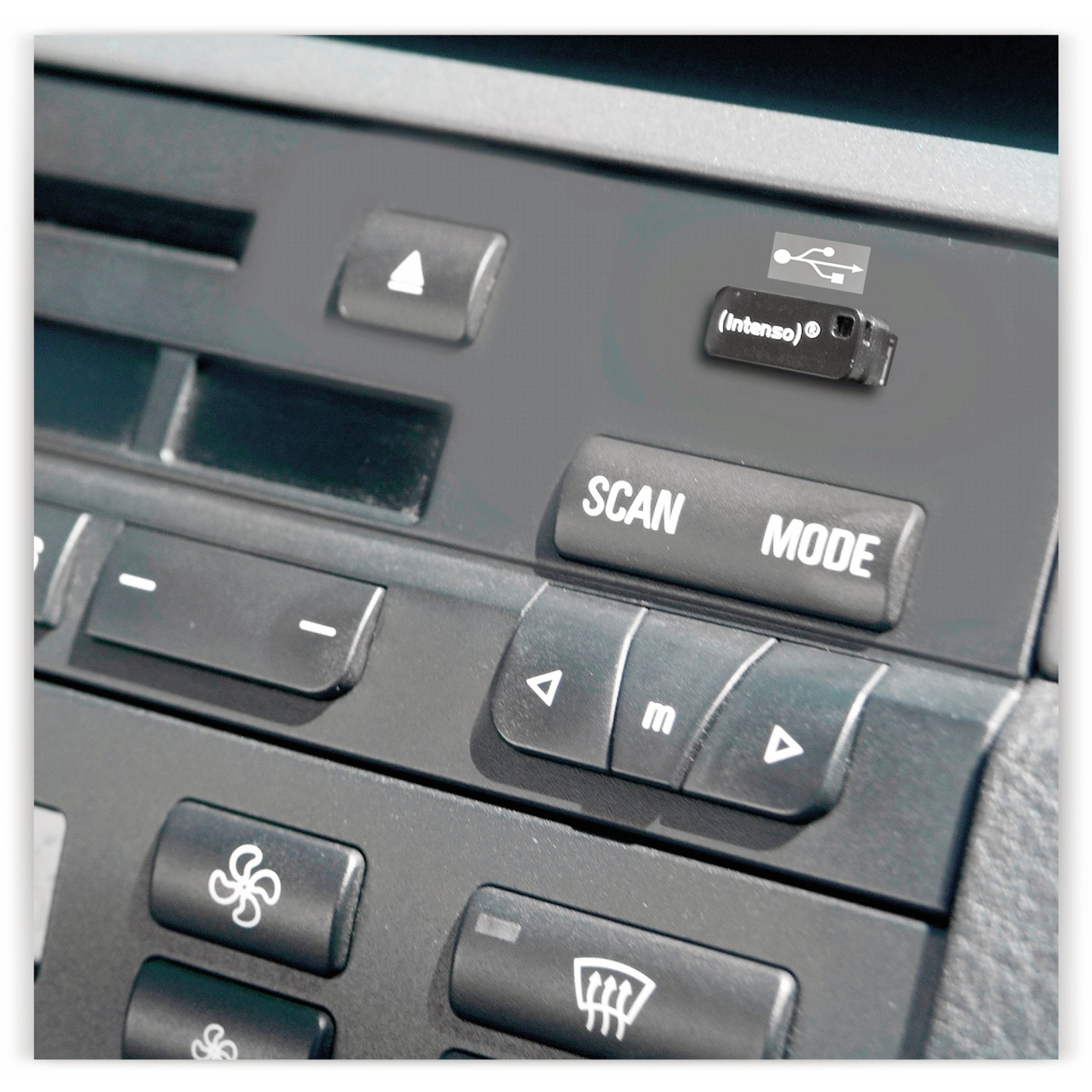 Panel samochodu z przyciskami. Włożony pendrive USB. Przyciski to skanuj, tryb, wentylator i wycieraczki.