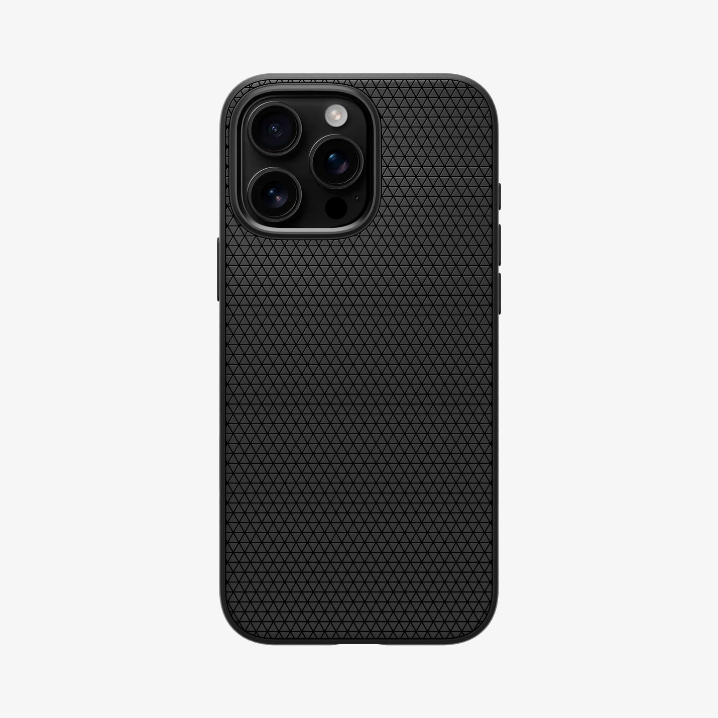 Una custodia nera per telefono con un motivo triangolare testurizzato. Ha un modulo fotocamera con tre lenti e un flash. Lo sfondo è bianco.