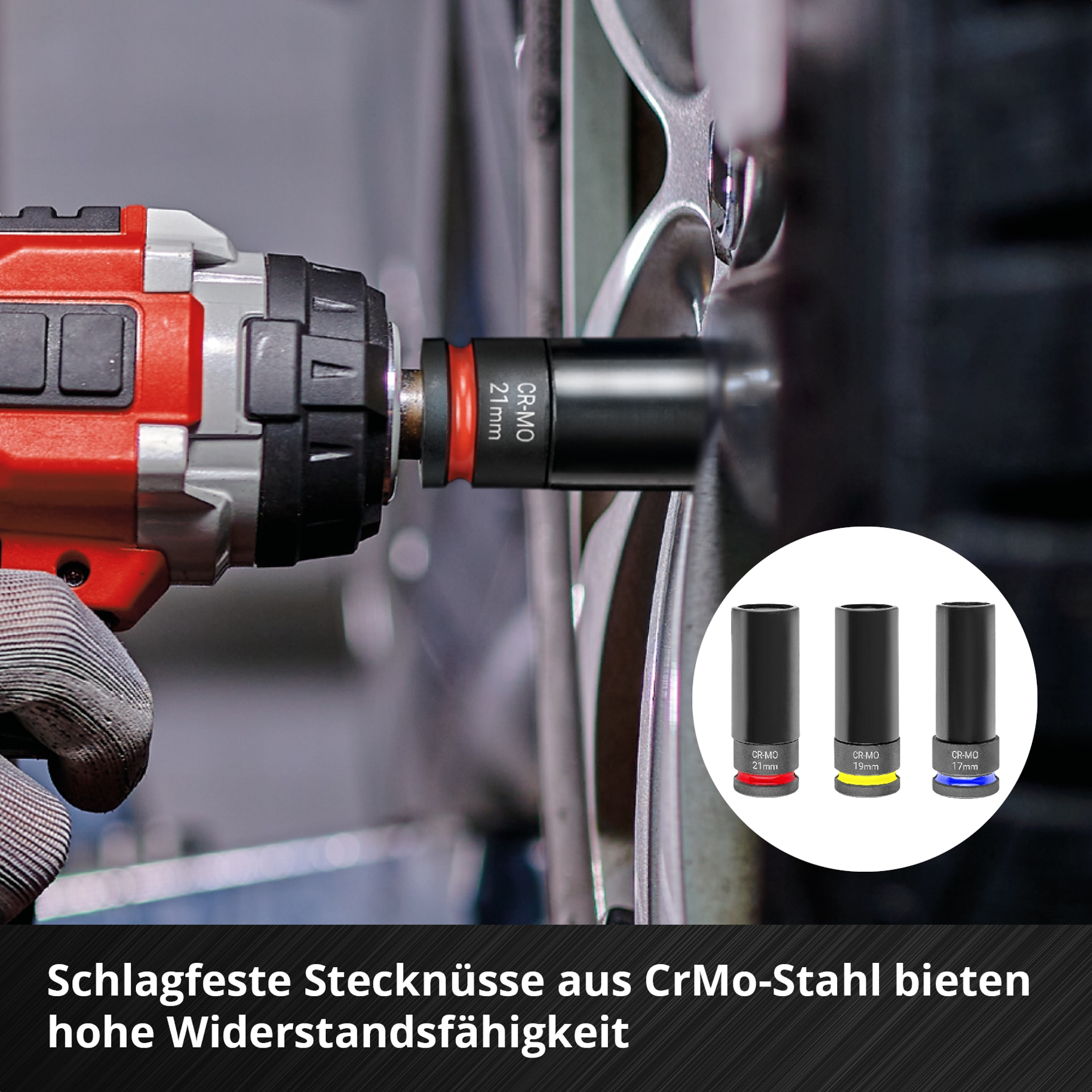 Ein rotes und schwarzes Elektrowerkzeug, das eine schwarze Stecknuss an einem Autorad befestigt. Drei Stecknüsse sind rechts abgebildet.